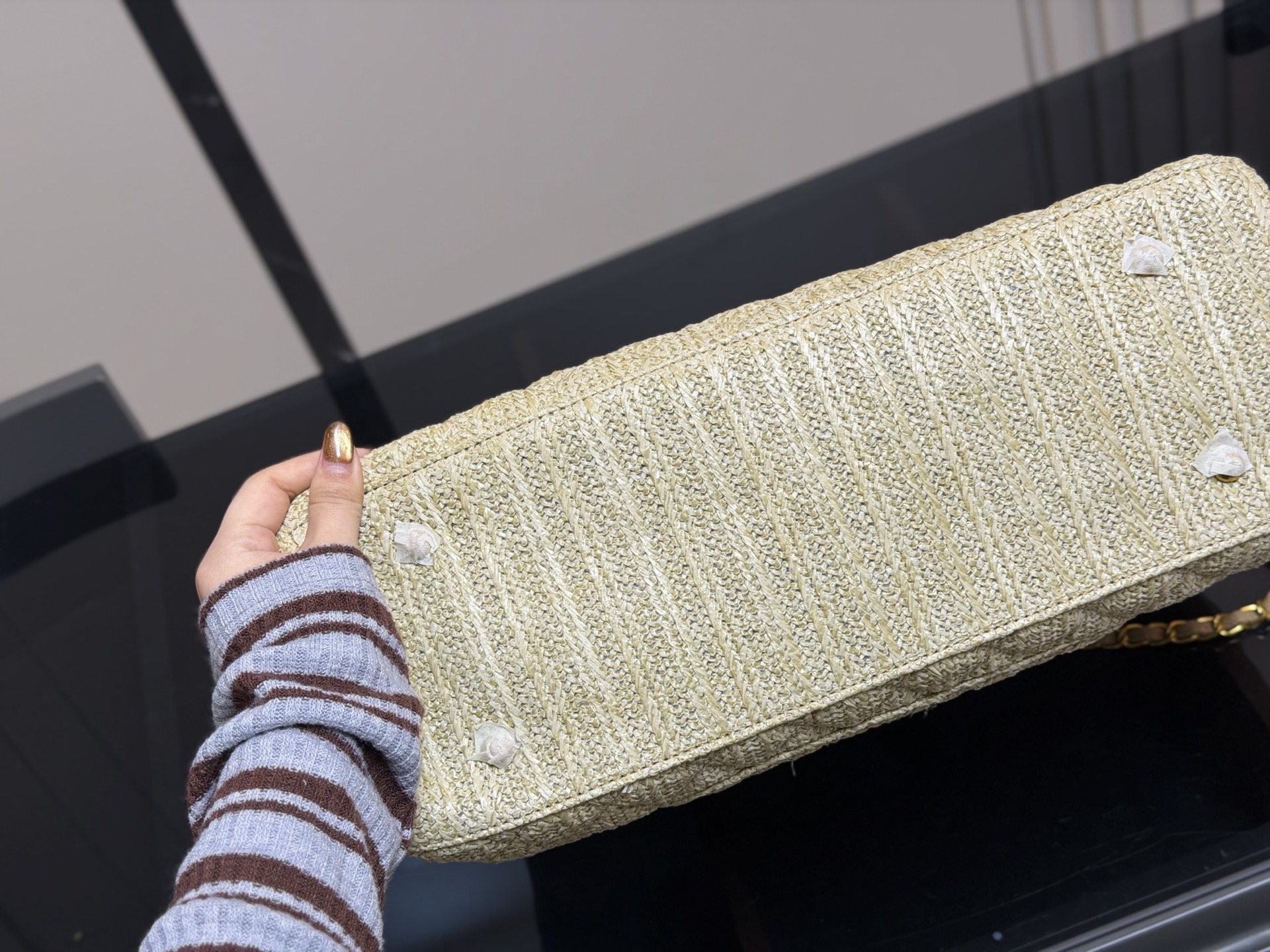 &yen;170 香奈儿CHANEL 链条托特包 复古优雅 香奈儿CHANEL 链条托特包 复古优雅 满满的高级感 大小适中 容量感人 休闲正装皆可轻松驾驭 尺寸:40.27cm