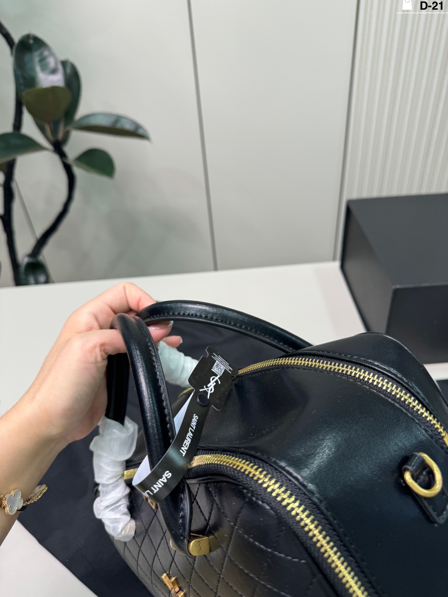 💰p195 D-21尺寸30&times;17折叠盒 YSL Lyia保龄球包 通勤 or轻旅行都能轻松驾驭~白色百搭，春夏穿搭必备，实用又时髦，出街回头率up!