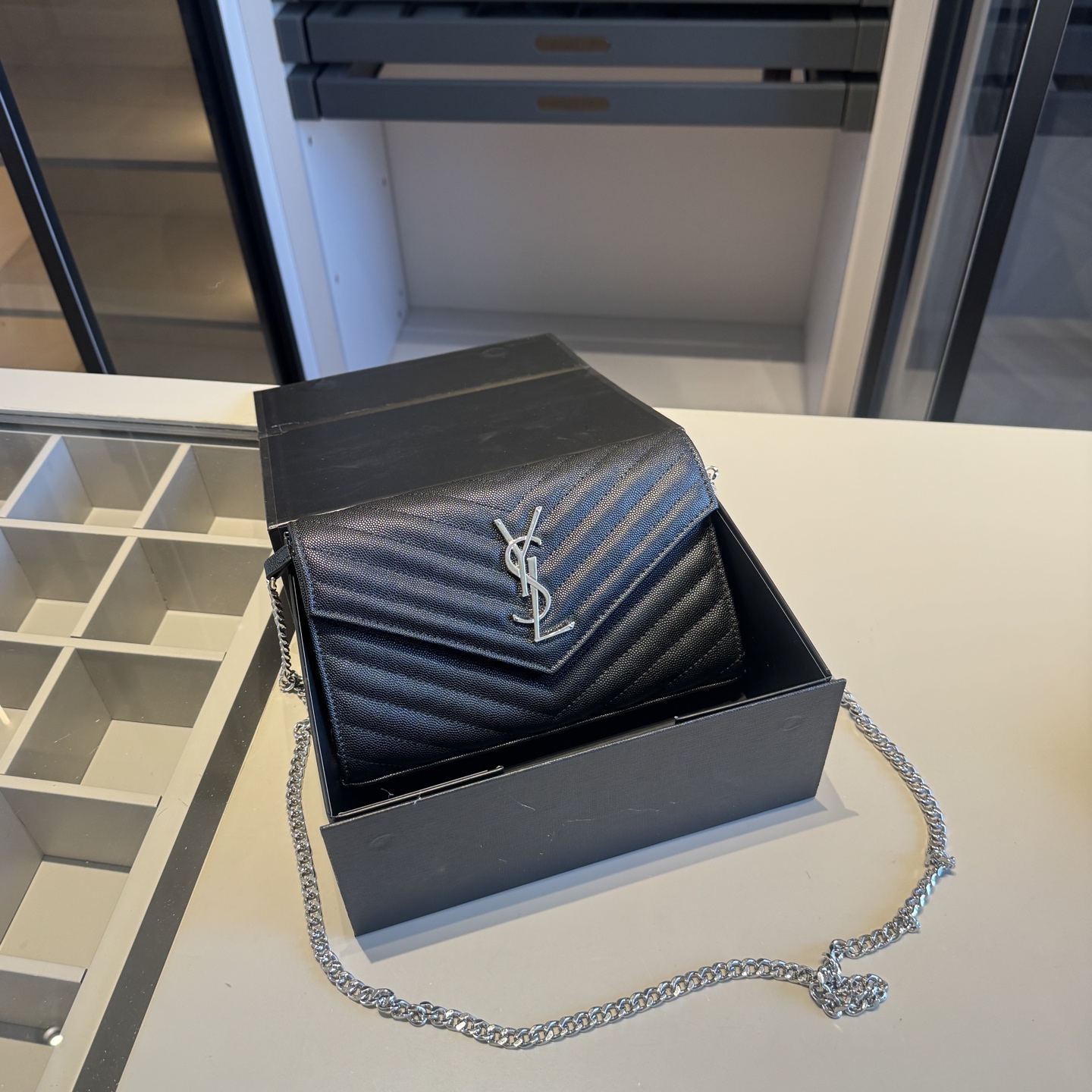 🅿️140✅新品推荐🔜 升级版～高端货🔥YSL圣罗兰专柜经典WOC信封包✉️链条包！超！级！火！👍可肩背！各大明星追捧的爆款～采用原版顶级五金配件！经典logo！顶级做工！面料采用进口鱼子酱牛皮面料！堪比专柜品质🎁原版折叠礼盒包装（size：22*14*3）
