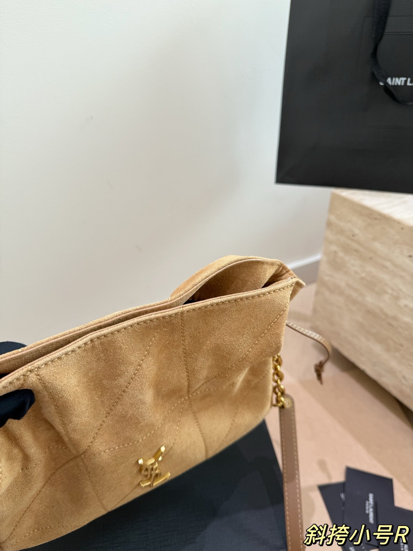 P170 配礼盒🎁 圣罗兰YSLJamie小福袋 麂皮 背起来真的太有feel。 圣罗兰 最低调， 简洁大气啦！ 尺寸24.19cm
