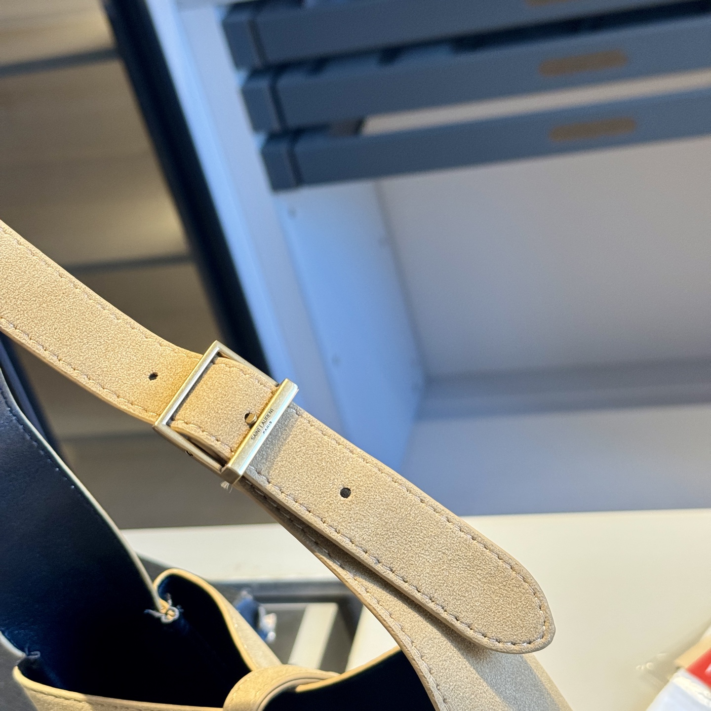 🅿️140✅新品推荐🔜 🔥YSL圣罗兰专柜新款麂皮系列HOBO腋下包👍这款包超！级！火！👍各大明星追捧的爆款～采用原版五金配件！经典logo！顶级做工！面料采用原版皮料！大容量！原版礼盒包装🎁（size：21*22*9）