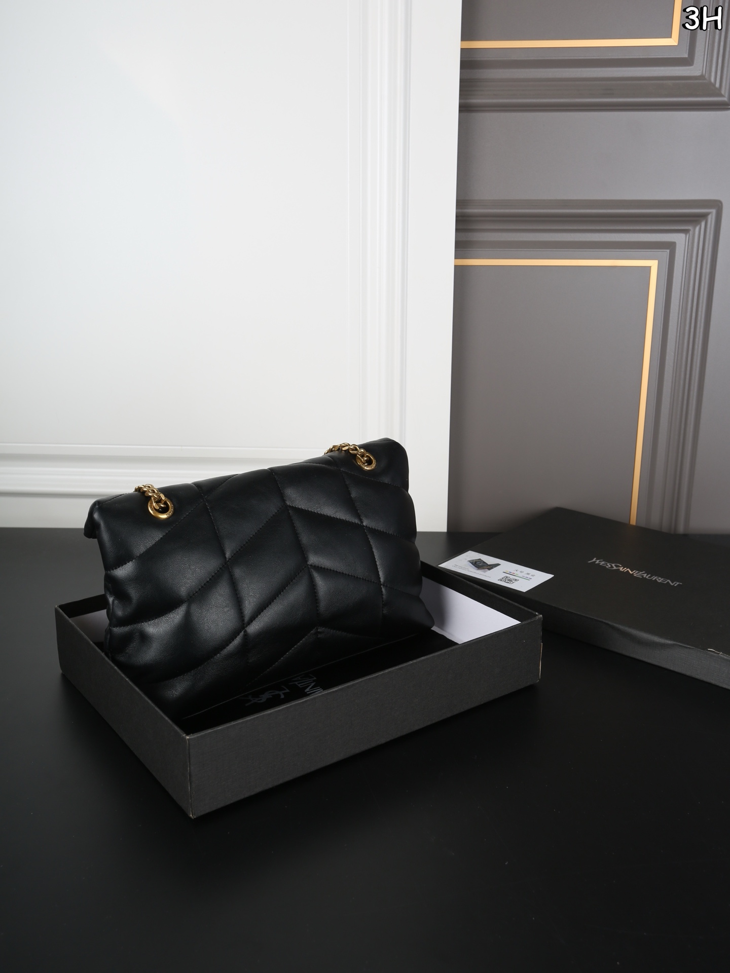 P120 天地盖 圣罗兰 YSL 云朵包 斜挎单肩包 可盐可甜， 是那种复古金色，很高级很洋气哇。 女性理想的日常出行良伴。从休闲时光到较正式场合，它总能为正装造到更添一抹个性态度。ysl云朵包的设计简洁大方，时尚又不失个性，无论是日常搭配还是出席派对，都能让你成为最闪耀的那一颗星! 尺寸：28&times;18