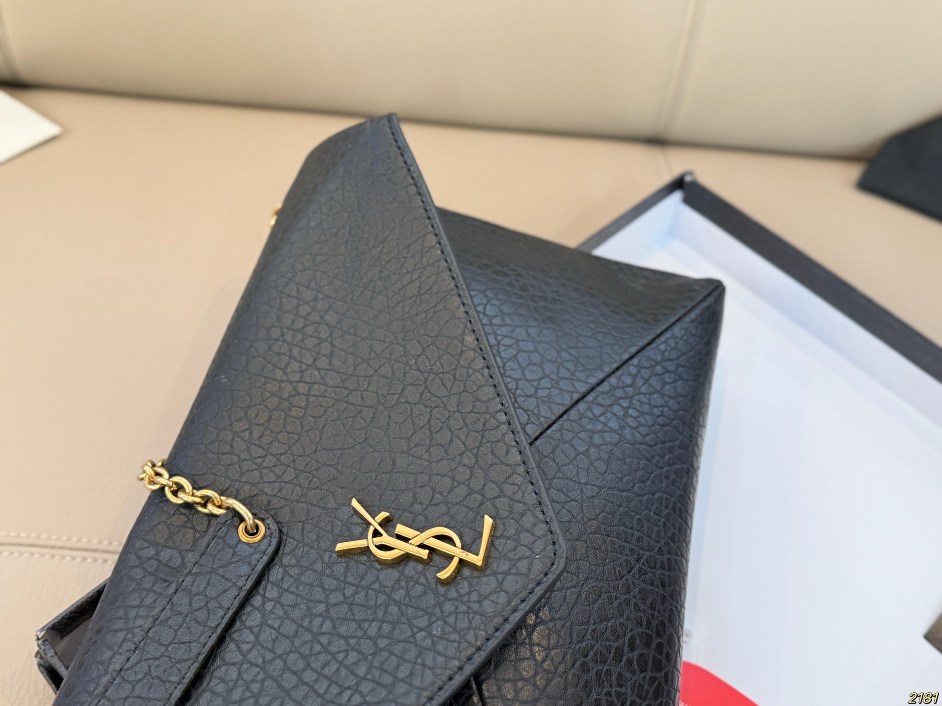 ¥150/¥145配盒 圣罗兰 信封包 YSL 绵密的手感,轻便的包包 很有质感 可盐可甜 上身绝美 无可比拟 是每个追求漂亮的女孩必入单品 尺寸34 20/30 18