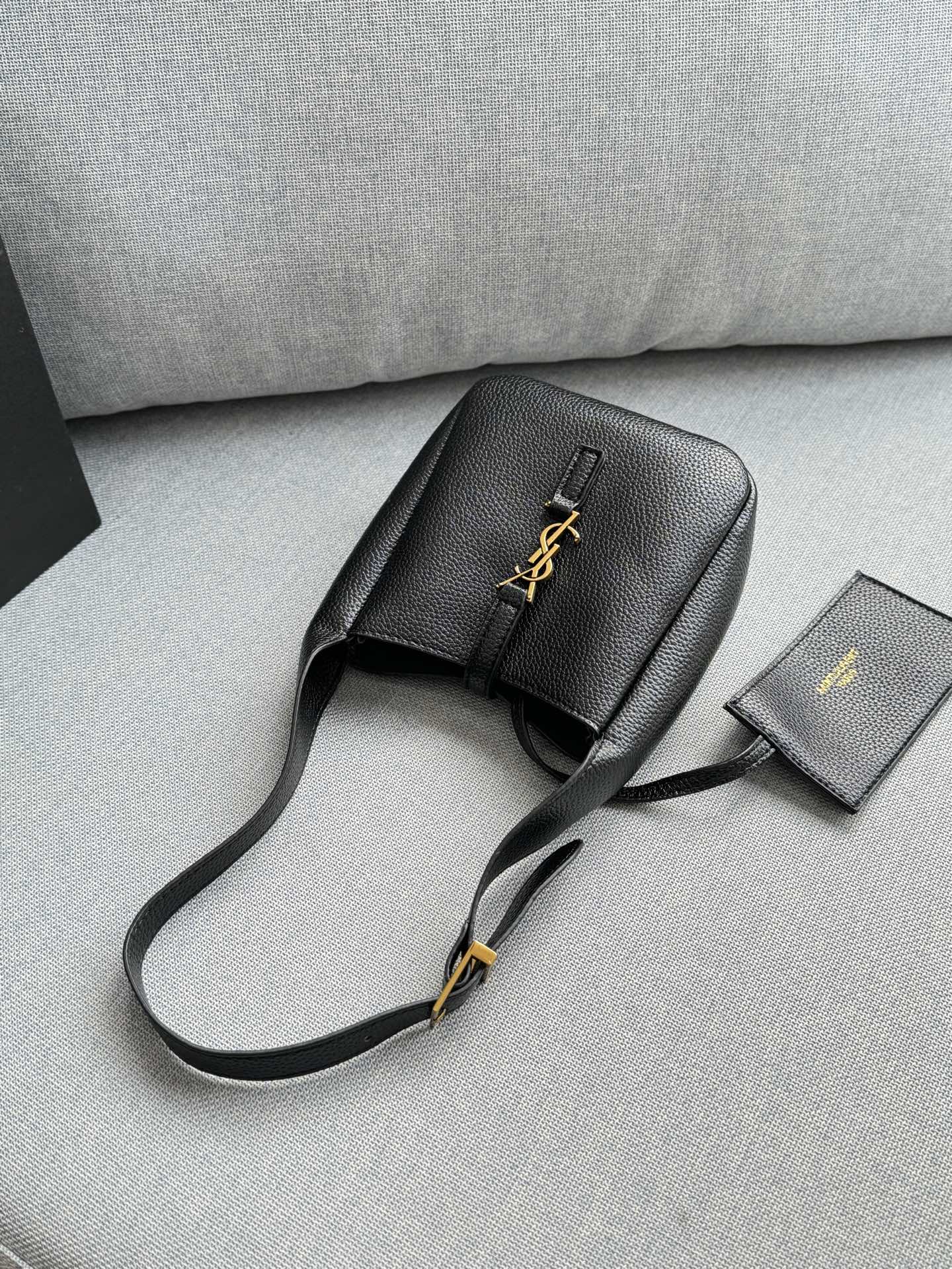 💰115 折叠盒 size：15.5&times;15.5 圣罗兰 LE5A7 水桶包 腋下包 手提包单肩包 一只颜值可爱貌美，但是容量巨客观！完全不是可爱小废包哦~ 戳中我的心巴了！ 真的太太太好用了[哇R]颜值就不用说了 一整个从logo到包型都长在我审美点上