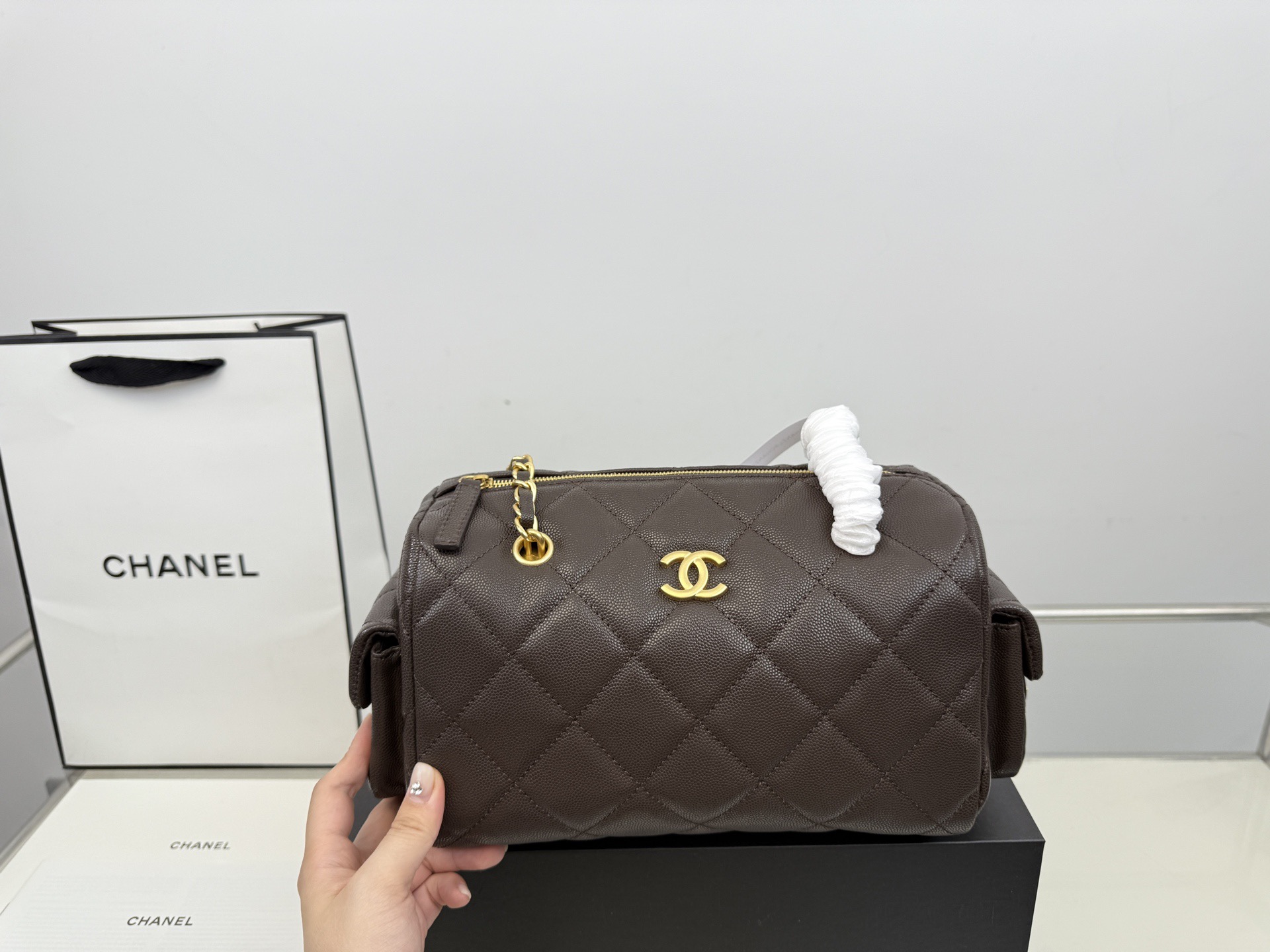 （飞机盒折叠盒⚠️）p265 香奈儿25K保龄球包 这个保龄球包真的太香了~ 近期很有人气的一只vintage Chanel 保龄球包。 版型不容易过时，拎在手中很时髦。 ⚠️高品质！size：25*15cm