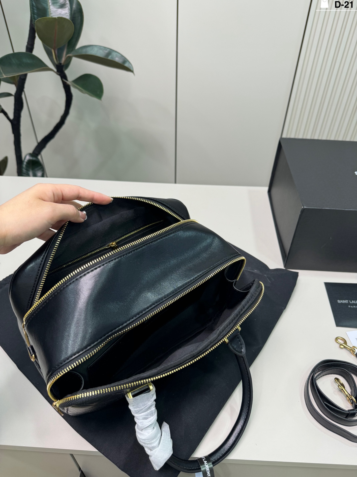 💰p195 D-21尺寸30&times;17折叠盒 YSL Lyia保龄球包 通勤 or轻旅行都能轻松驾驭~白色百搭，春夏穿搭必备，实用又时髦，出街回头率up!