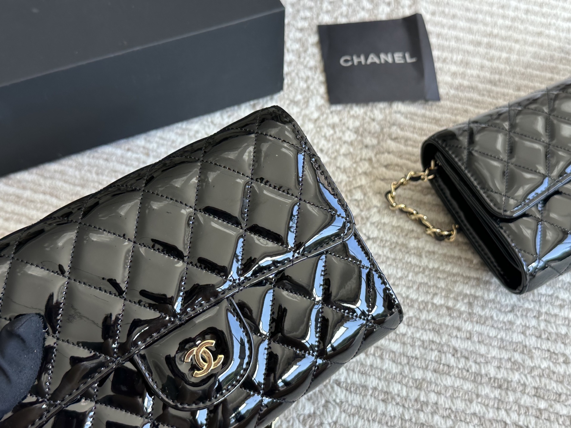 漆皮woc 💰 140 CHANEL 香奈儿发财 一款随身小包推荐给大家！香奈儿woc新款发财包 可斜挎单肩 链条可收入包内作为手包使用💪 上身后超显大气， 别看小小的 这个很能装哦 包内有卡位 拉链位 零钱位 小巧实用 人手必备 上身效果超好 尺寸20 13cm /22 12cm配折叠礼盒