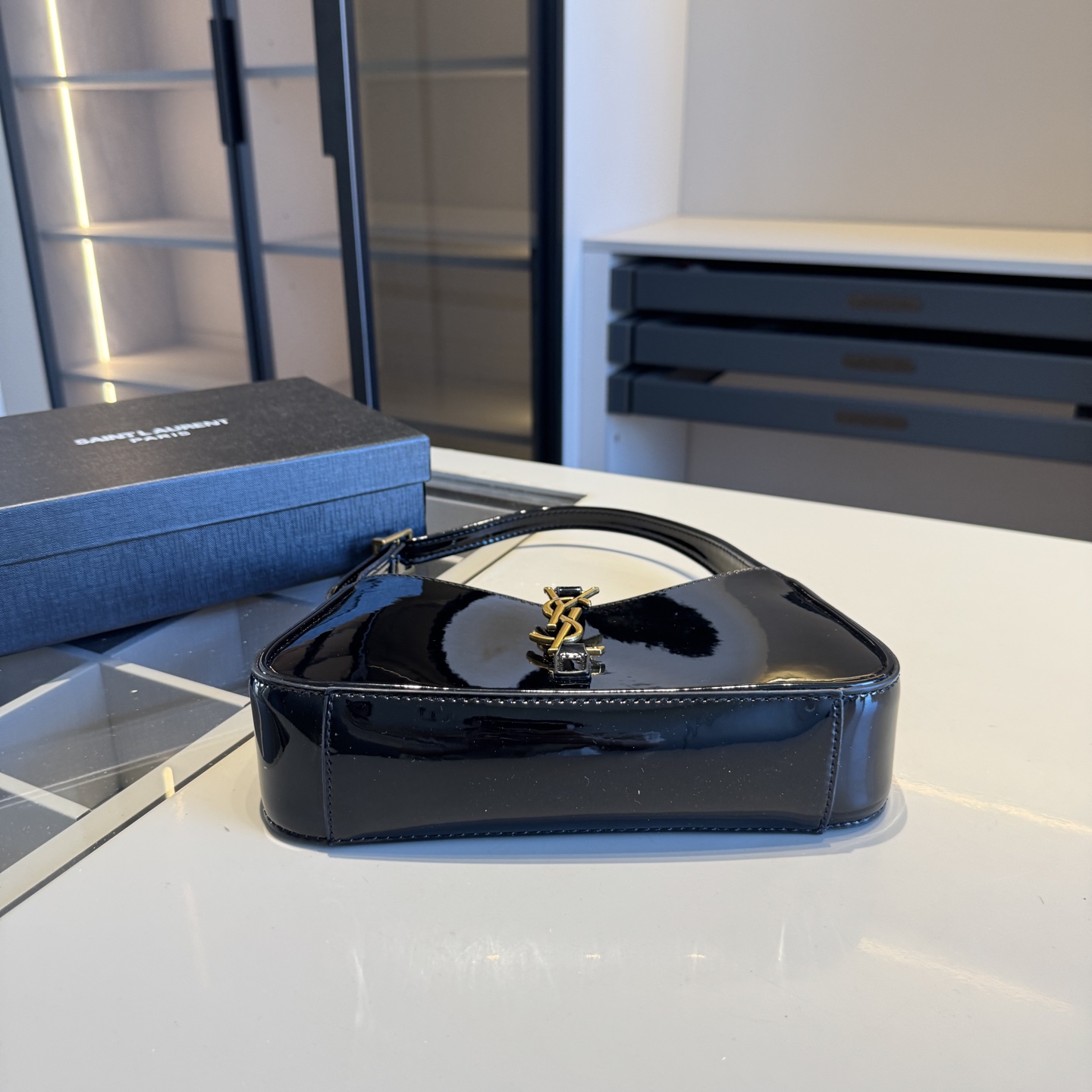 🅿️135✅新品推荐🔜 升级版🔥YSL圣罗兰专柜爆款hobo腋下包！漆皮系列！明星同款！到哪都是回头率👍专柜同款哦！品质堪比正品！进口牛皮面料🐂外出轻便实用！原版顶级五金！🎁原版礼盒包装（size：24*15*6）