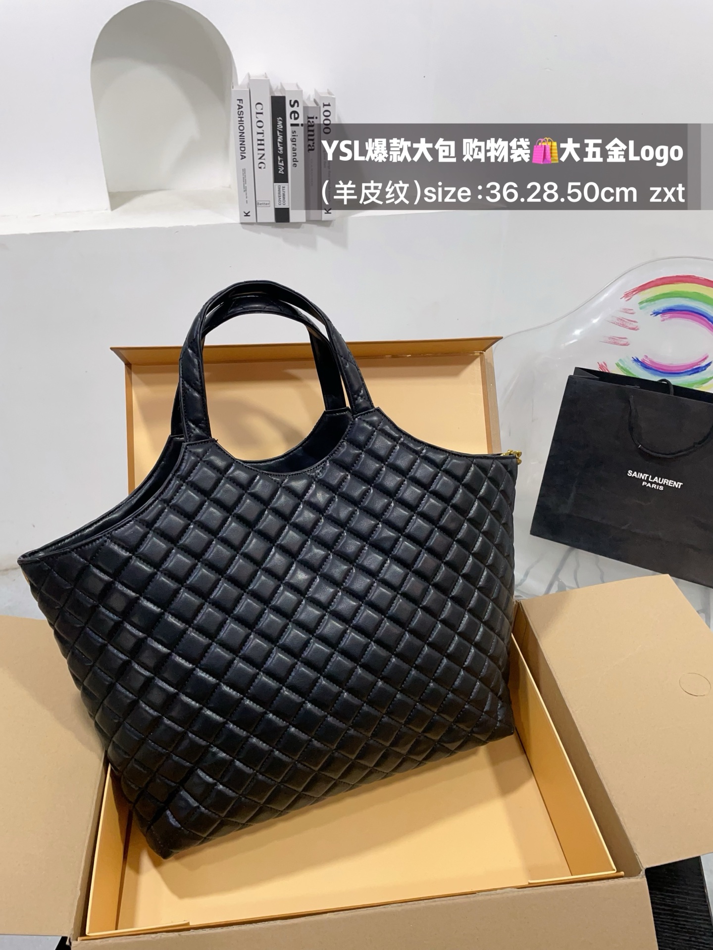 👑💰175无盒 size：底36.28.50cm YSL爆款大包 购物袋🛍️ 大五金Logo终于做到与原版大小一致💪 高级感满满👍圣罗兰 复古菱形格子与 巨大LOGO五金 璀璨而大气☄️ 最重要是一包当2包用、 中间链子往两侧一收 可以变换造型 配有小包一个 （五金全套对版带LOGO）