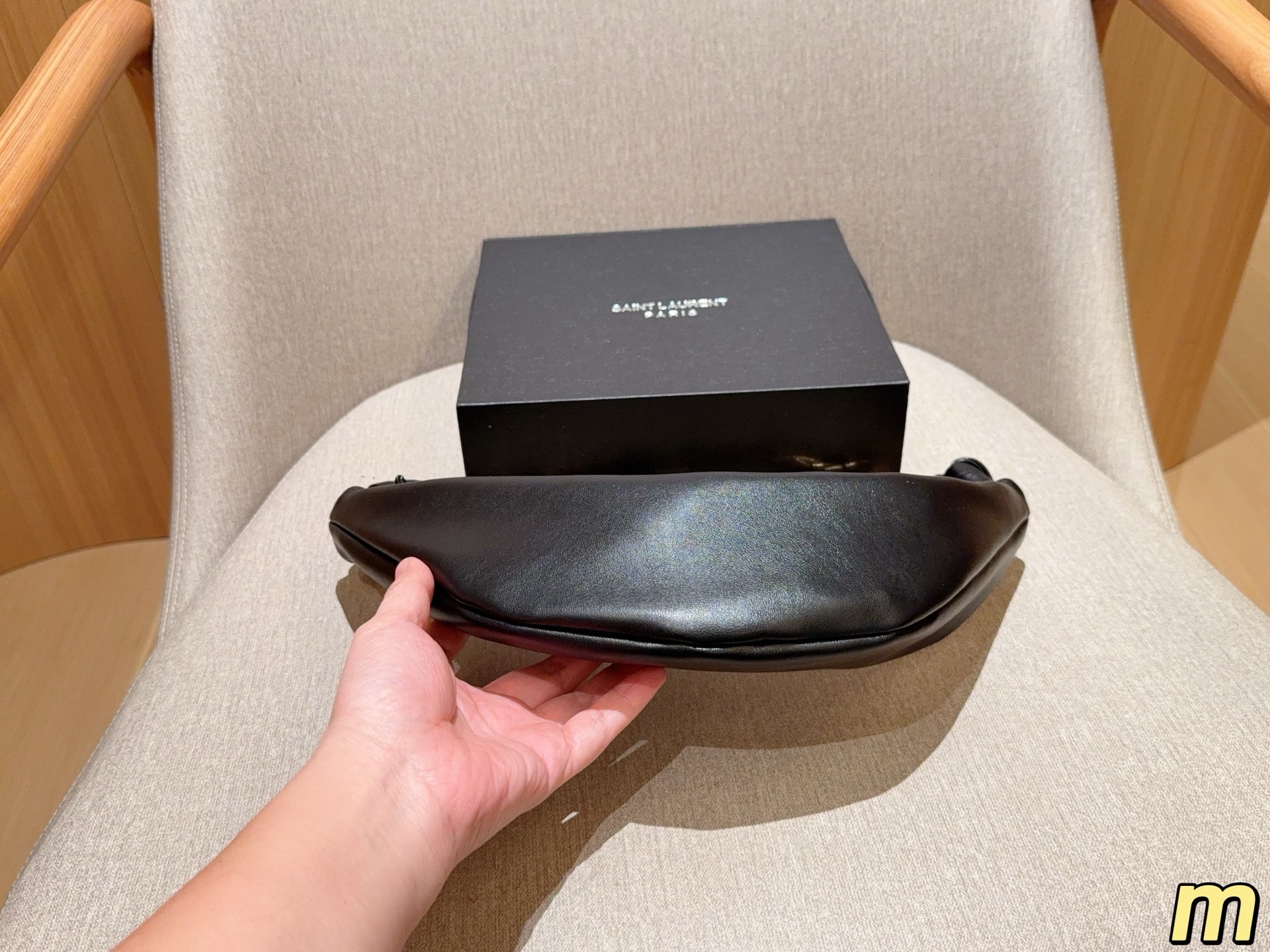 💰135 圣罗兰YSL AMALIA腋下包 柔软慵懒随性&ldquo;牛角包&rdquo;造型，超有法式氛围感！肩带是金色YSL字母链条交织，辦识度满分-。拉链开合，内部空问能装手机、钱包等日常小物，手提或腋下背都很时髦，轻松打造松弛感穿搭~ 尺寸39&times;13 礼盒包装🎁