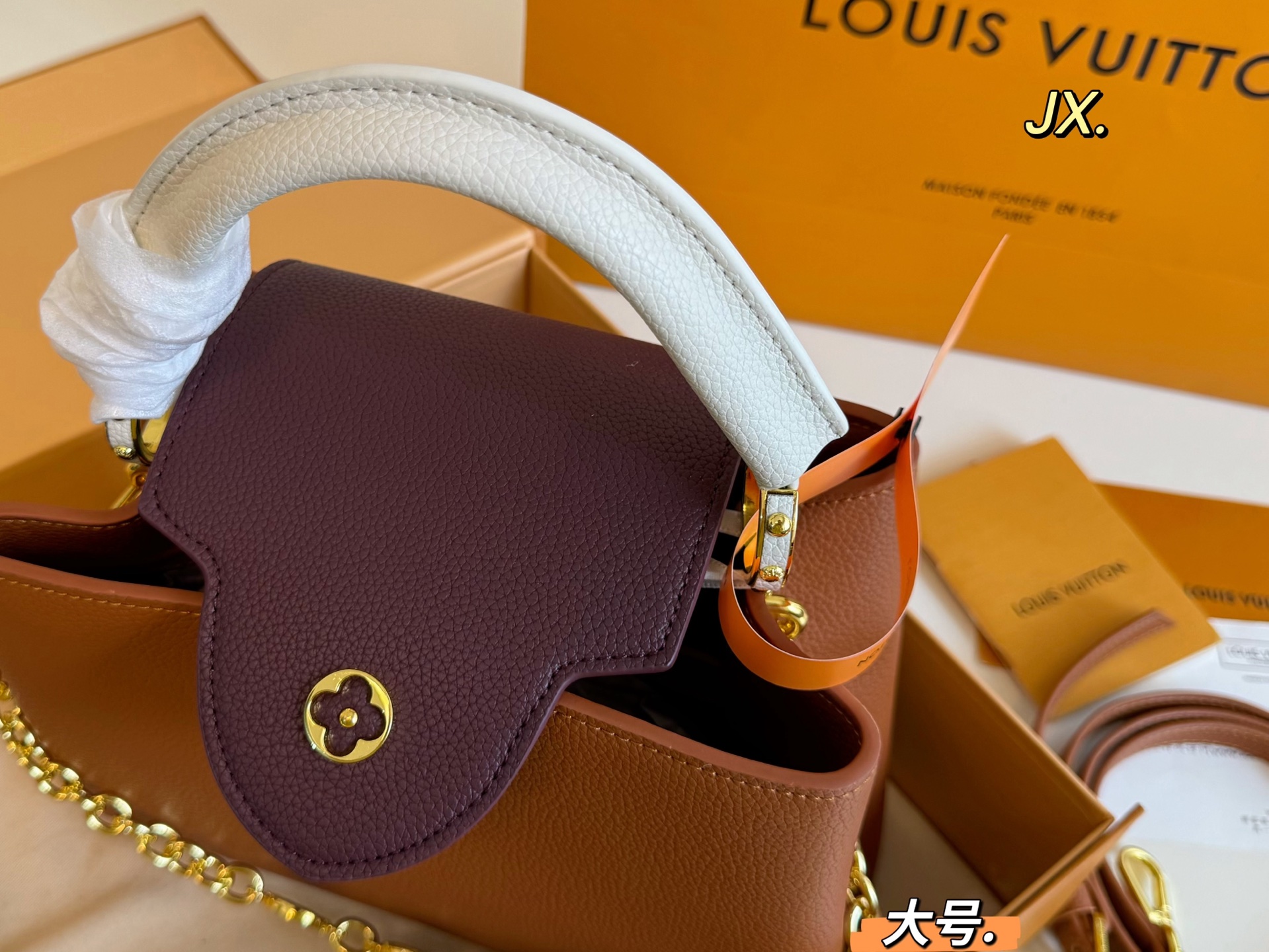 P180大号（折叠盒） size:27&times;18大号 LV路易威登Capucines卡普辛手提包💕 贵气十足的包包，真的超美！ 色彩鲜亮不张扬，显得无比温柔 高级感满🈵️，时尚洋气❗️ 大小刚好，精致又不失优雅‼️