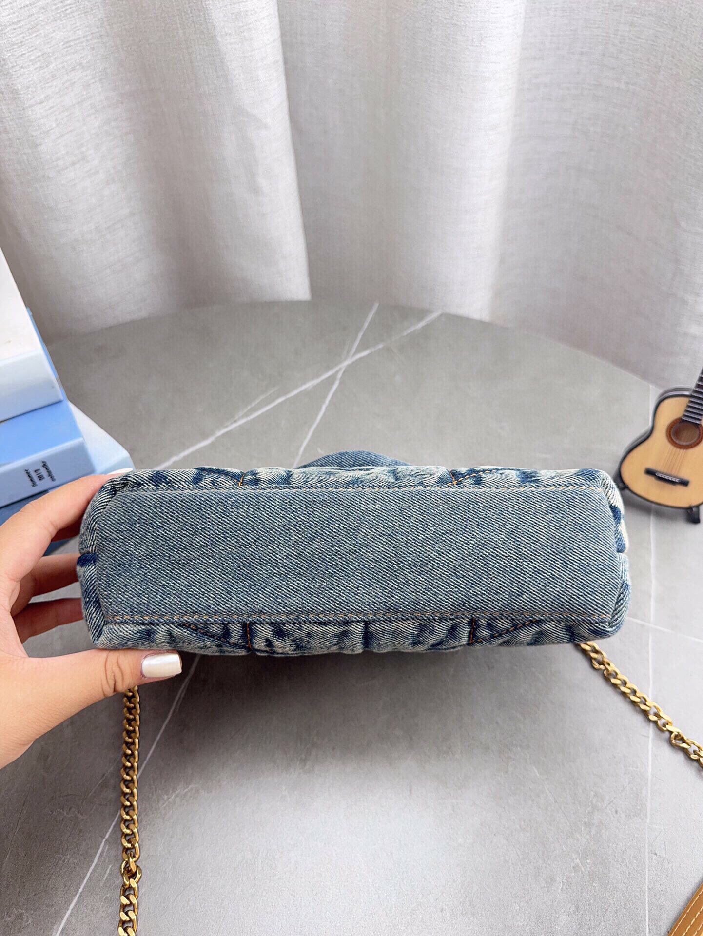 高品质YSL圣罗兰丹宁puffer 眼击中的ysIlouloupuffer云朵包 极具致敬意味的“Loulou”单肩包在本季开启全新演绎,设计师以牛仔效果面料融入填充夹克的创意,搭配鲜艳紫色,助你携-抹明媚迎接盎然春光。 为经典包袋注入新意,品牌用酒椰叶纤维拼接包面,简洁流畅的廓形洋溢优雅魅力,适宜搭配裤装或礼服,于细节处传递轻松愉悦的夏日写意。小号尺寸:22*16cm 无盒 p180