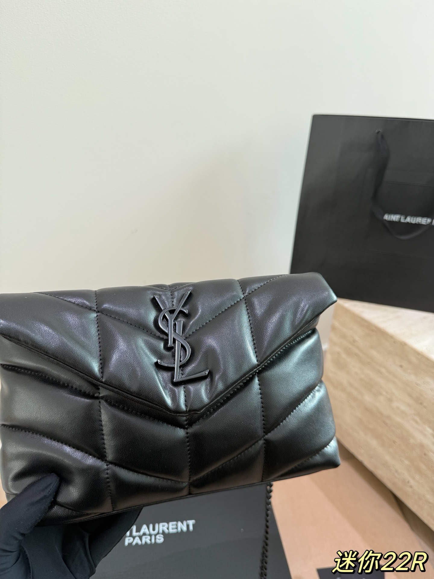 YSL圣罗兰云朵包P150 Ysl圣罗兰云朵包，超酷～ 折叠礼盒🎁 YSL圣罗兰云朵包 黑金超酷 杨幂同款 软软糯糯小可爱 外观颜值爆表 不要犹豫 必入款 真好好#ysl圣罗兰 尺寸22 16