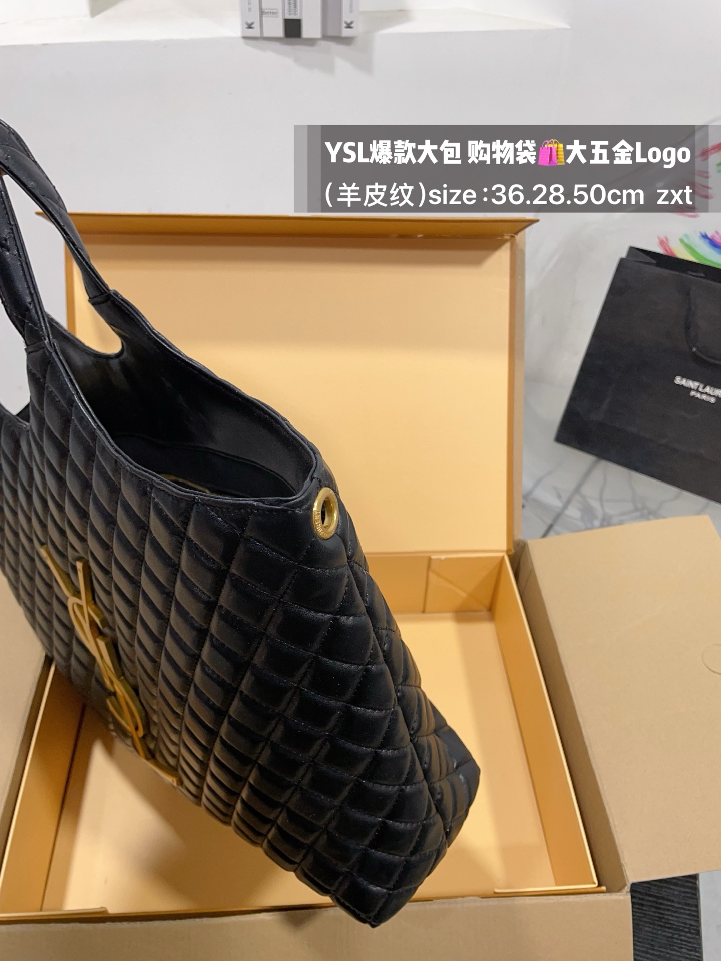 👑💰175无盒 size：底36.28.50cm YSL爆款大包 购物袋🛍️ 大五金Logo终于做到与原版大小一致💪 高级感满满👍圣罗兰 复古菱形格子与 巨大LOGO五金 璀璨而大气☄️ 最重要是一包当2包用、 中间链子往两侧一收 可以变换造型 配有小包一个 （五金全套对版带LOGO）