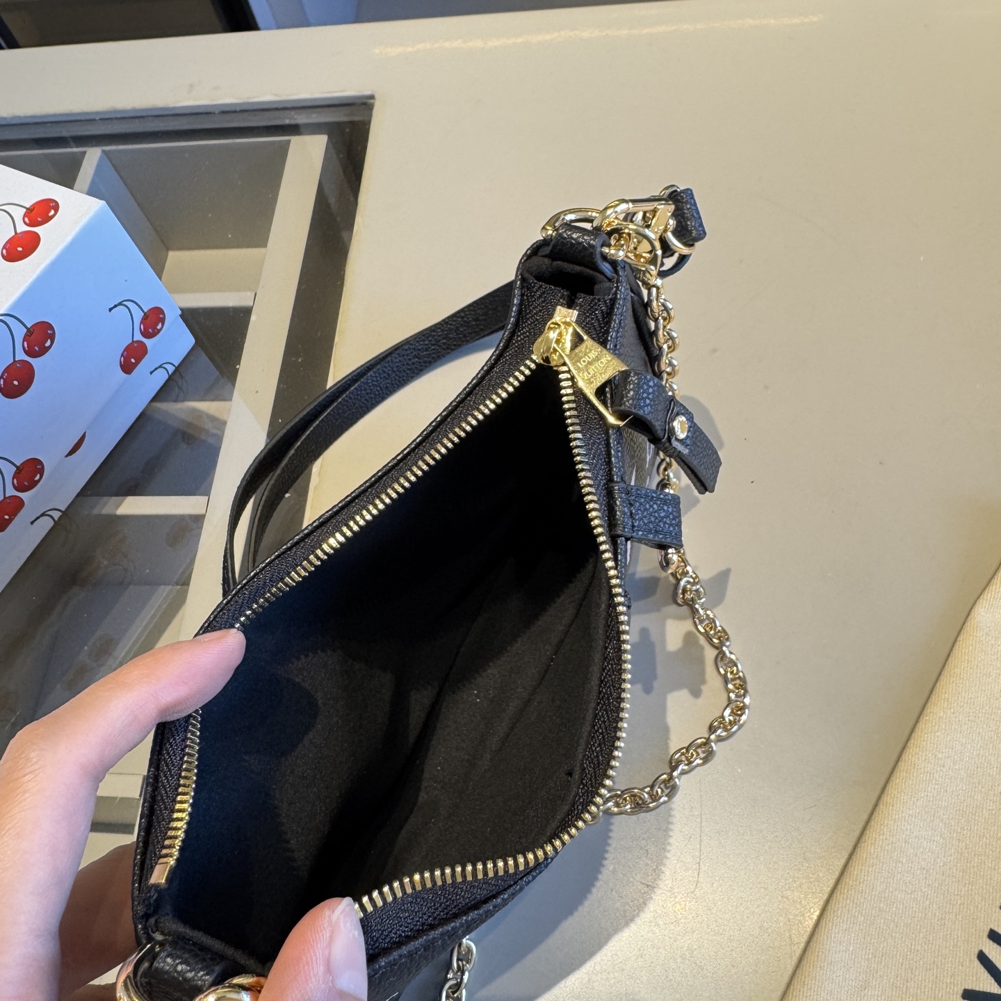 🅿️150✅牛皮系列🔜 顶级货🔥全钢五金‼️黑色印花牛皮系列～LV路易威登专柜爆款easypouch麻将包👸专柜同款～配链条和长带！走到哪都是回头率👍原版全牛皮🐂原版顶级全钢五金 完美走线 [得意]平时出门的东西都可以装！🎁原版折叠礼盒包装（size：20*12*3）