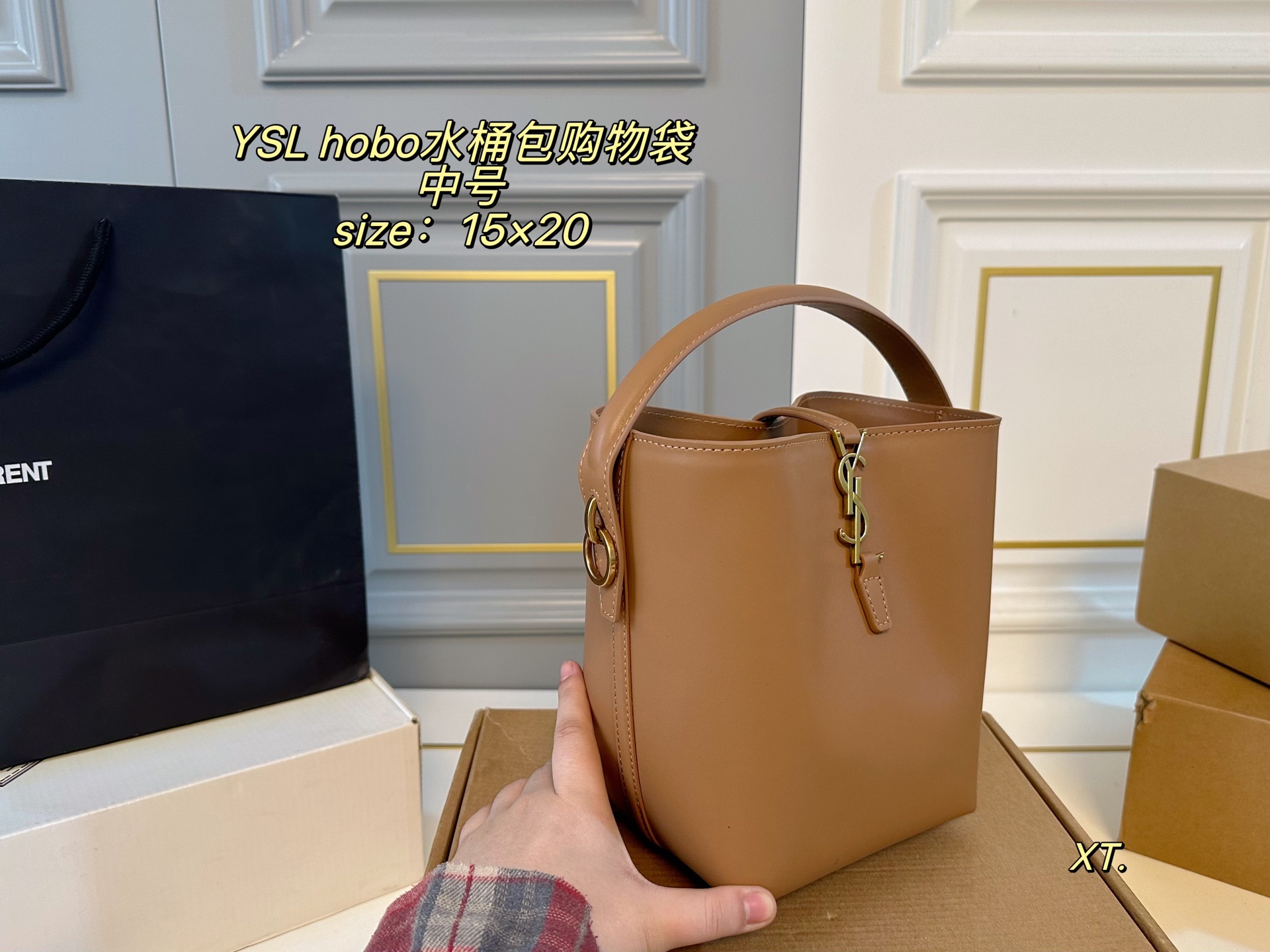 P205 中号（飞机盒） size：15&times;20中号 YSL 圣罗兰hobo水桶包购物袋💕 包身简约设计，手感质感超👍 超级显档次，容量超大～ 单肩手提都不是问题，包内配卡包➕镜子 洋气美妞/街拍人，时尚潮女必备❗️