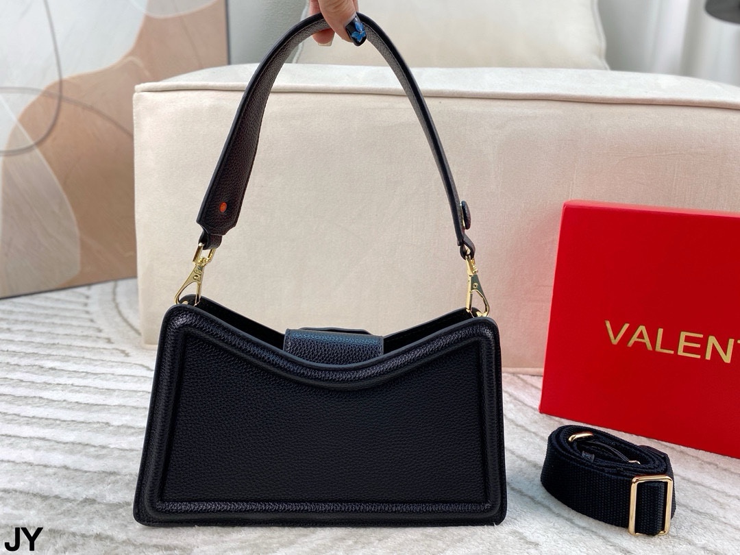 p150 折叠盒🎁 造型风格独特的斜挎包~华伦天奴 Valentino百搭经典精致的一只 真的超级无敌巨可爱 仙气满满 小姐姐日常必入款！尺寸：26*15