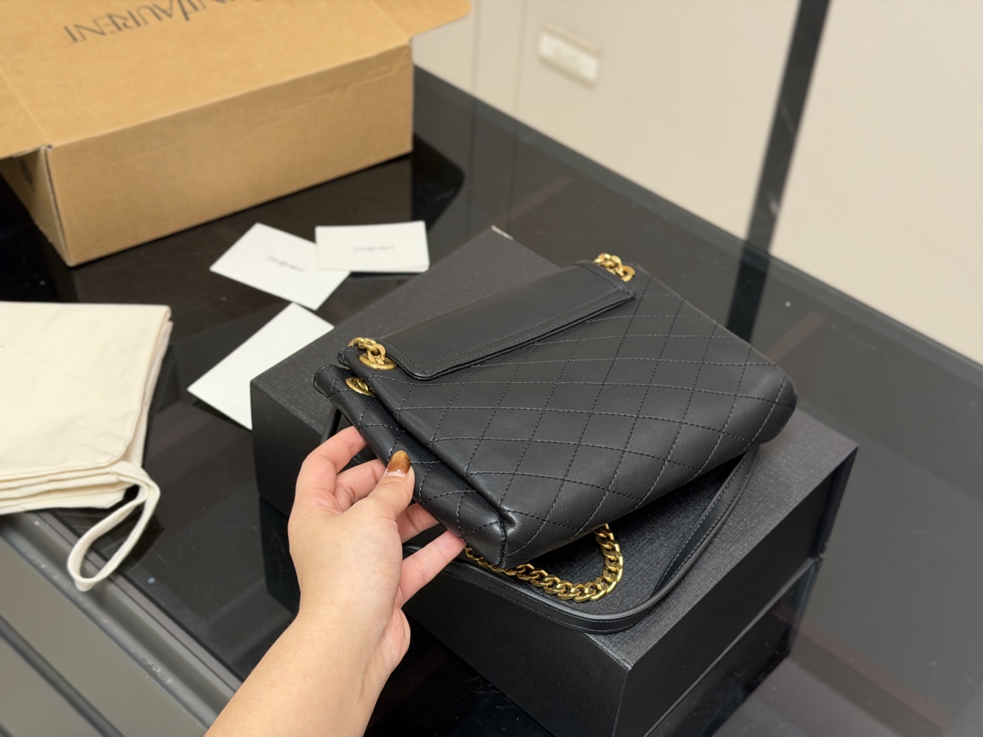 ¥170 ¥180 配折叠盒飞机盒 size:16.13cm 21.16cm 牛皮品质出 ✅ 圣罗兰mini NOLITA手袋 精致、可爱还很能装~ 背他真的是温柔小仙女本仙了 搜索🔍杨树林洛丽塔