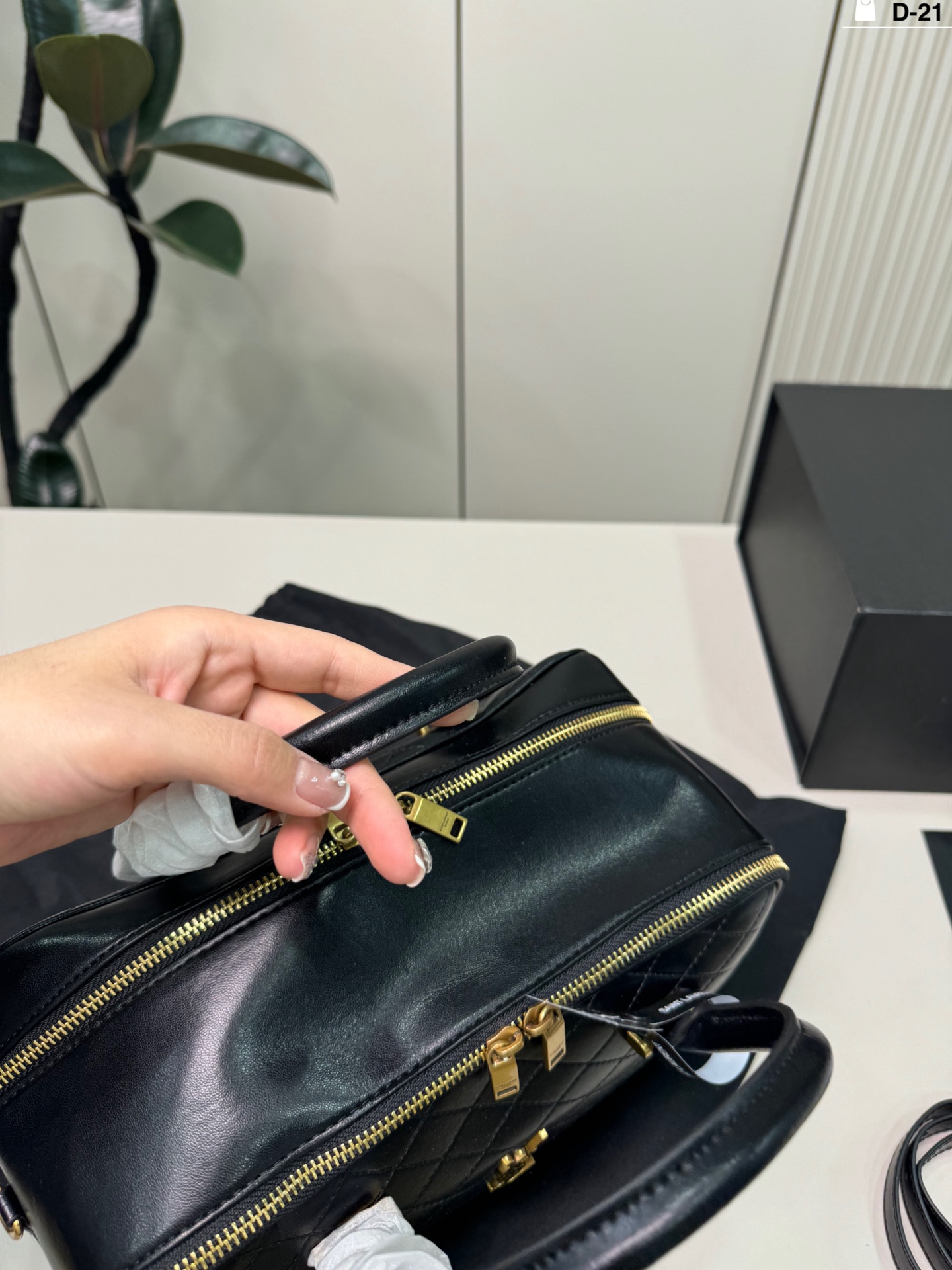 💰p195 D-21尺寸30&times;17折叠盒 YSL Lyia保龄球包 通勤 or轻旅行都能轻松驾驭~白色百搭，春夏穿搭必备，实用又时髦，出街回头率up!