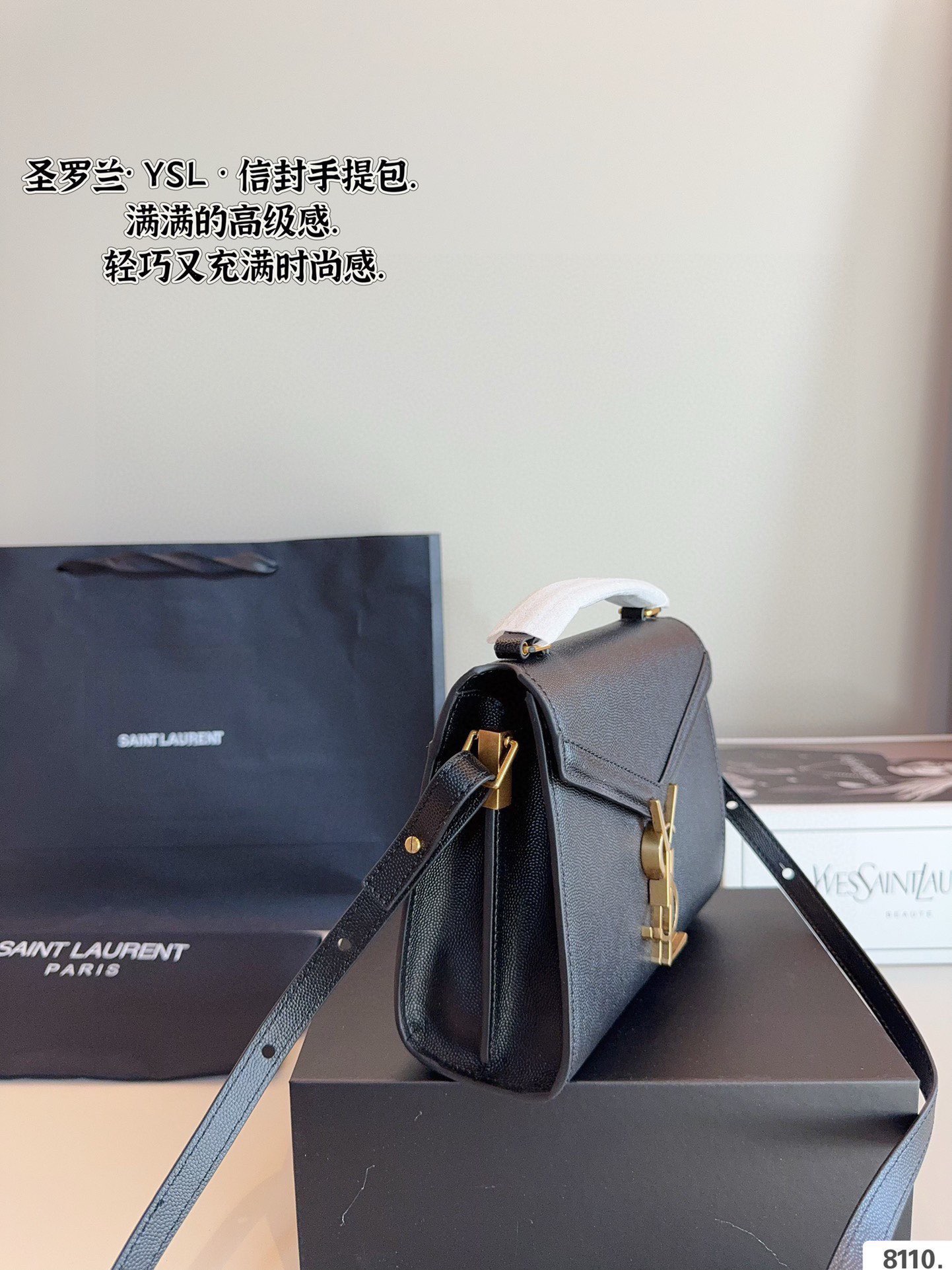 p175配礼盒🎁. 圣罗兰YSL cassandra 手提邮差包 简约才是百搭公式。 复古又时髦，妥妥的街拍神器。 出街通勤都可。 容量很大，可肩背、斜挎。 搭配很显高级感。 是帅气女孩不可缺少的一款经典存在。尺寸：20*8*16cm