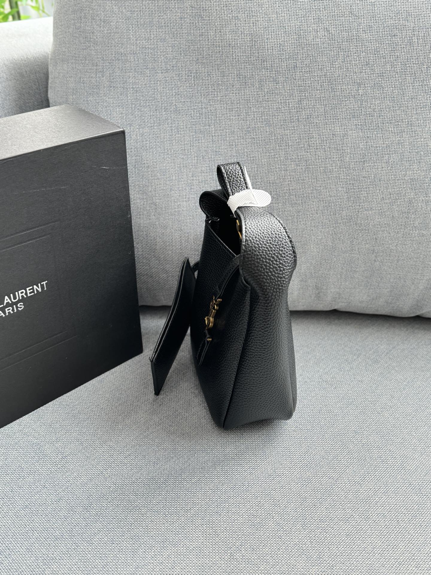 💰115 折叠盒 size：15.5&times;15.5 圣罗兰 LE5A7 水桶包 腋下包 手提包单肩包 一只颜值可爱貌美，但是容量巨客观！完全不是可爱小废包哦~ 戳中我的心巴了！ 真的太太太好用了[哇R]颜值就不用说了 一整个从logo到包型都长在我审美点上