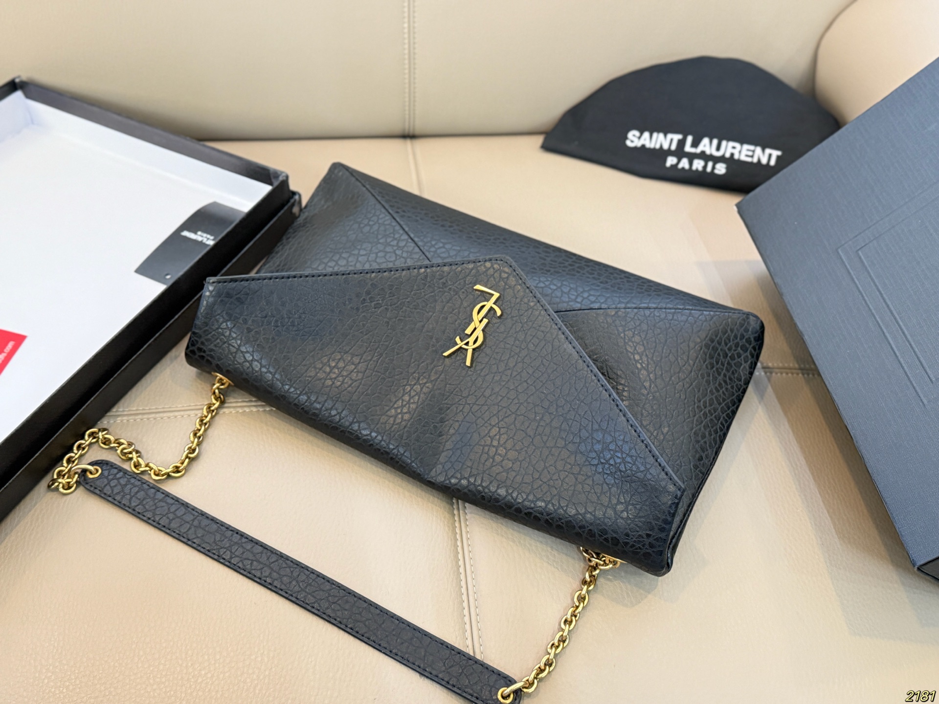 ¥150/¥145配盒 圣罗兰 信封包 YSL 绵密的手感,轻便的包包 很有质感 可盐可甜 上身绝美 无可比拟 是每个追求漂亮的女孩必入单品 尺寸34 20/30 18