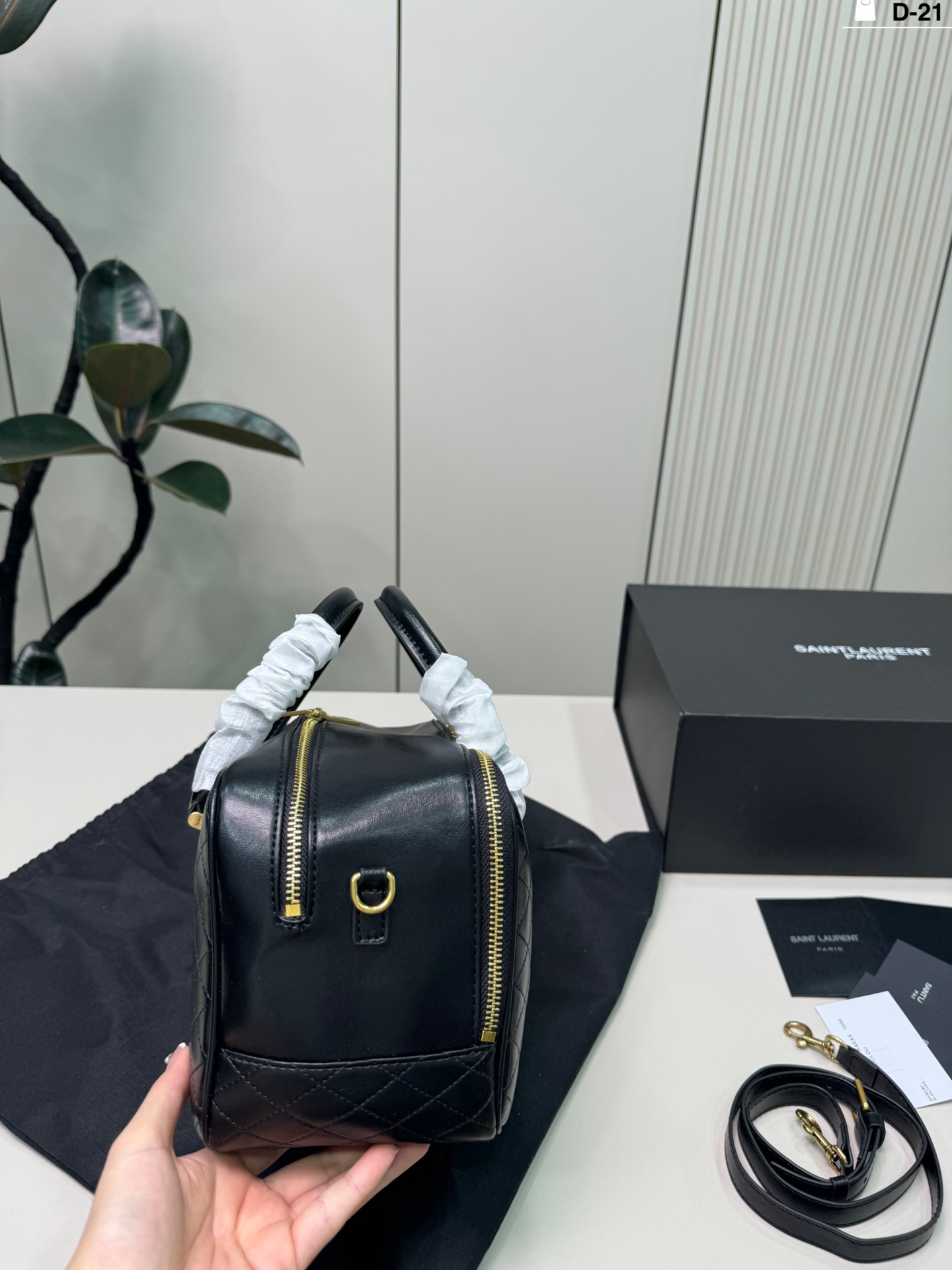 💰p195 D-21尺寸30&times;17折叠盒 YSL Lyia保龄球包 通勤 or轻旅行都能轻松驾驭~白色百搭，春夏穿搭必备，实用又时髦，出街回头率up!