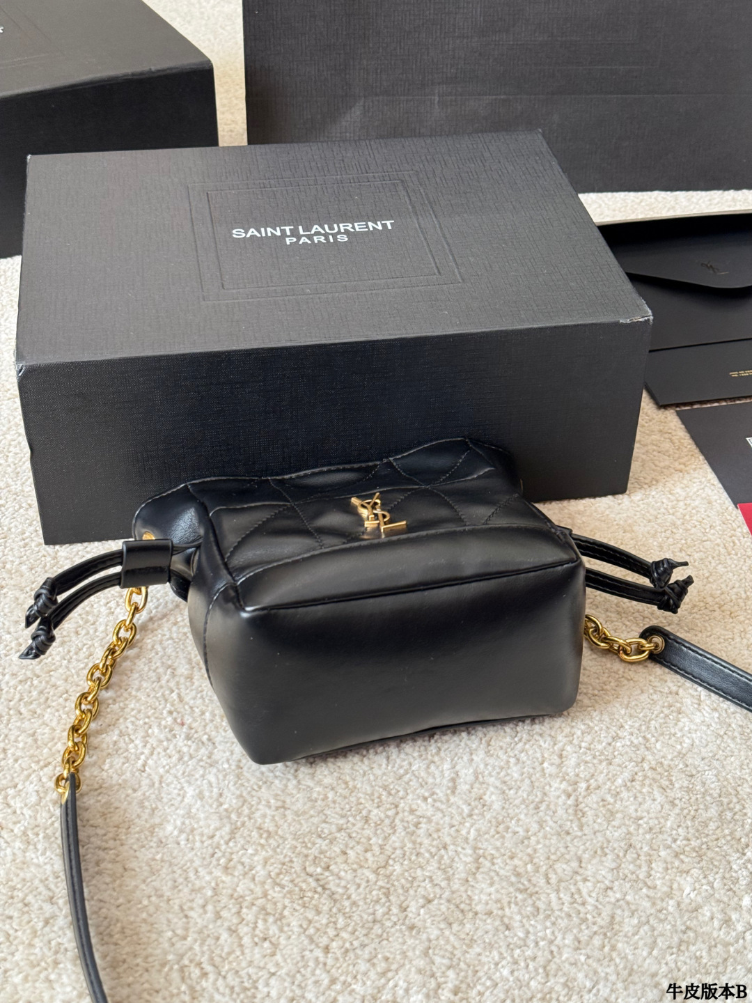 牛皮版本 p145 YSL 圣罗兰｜Jamie 4.3 Pochon 这个款式热度很高，黑金配色高级，包型时尚，容量足够，万物可装，坚版包型上身修长身形，自带慵懒感！ 包包采用柔软纳帕皮革，皮面光滑亮泽细腻，质感轻盈，超高工艺的对格绗缝。链条可收紧，营造出抽绳包 版的廓形，整体高雅精巧！ 里面还有一只可拆卸手拿包，功能性超高又很好看的包 款，N多种背法：手提或手拿，腋下背，斜背都 尺寸 15cm