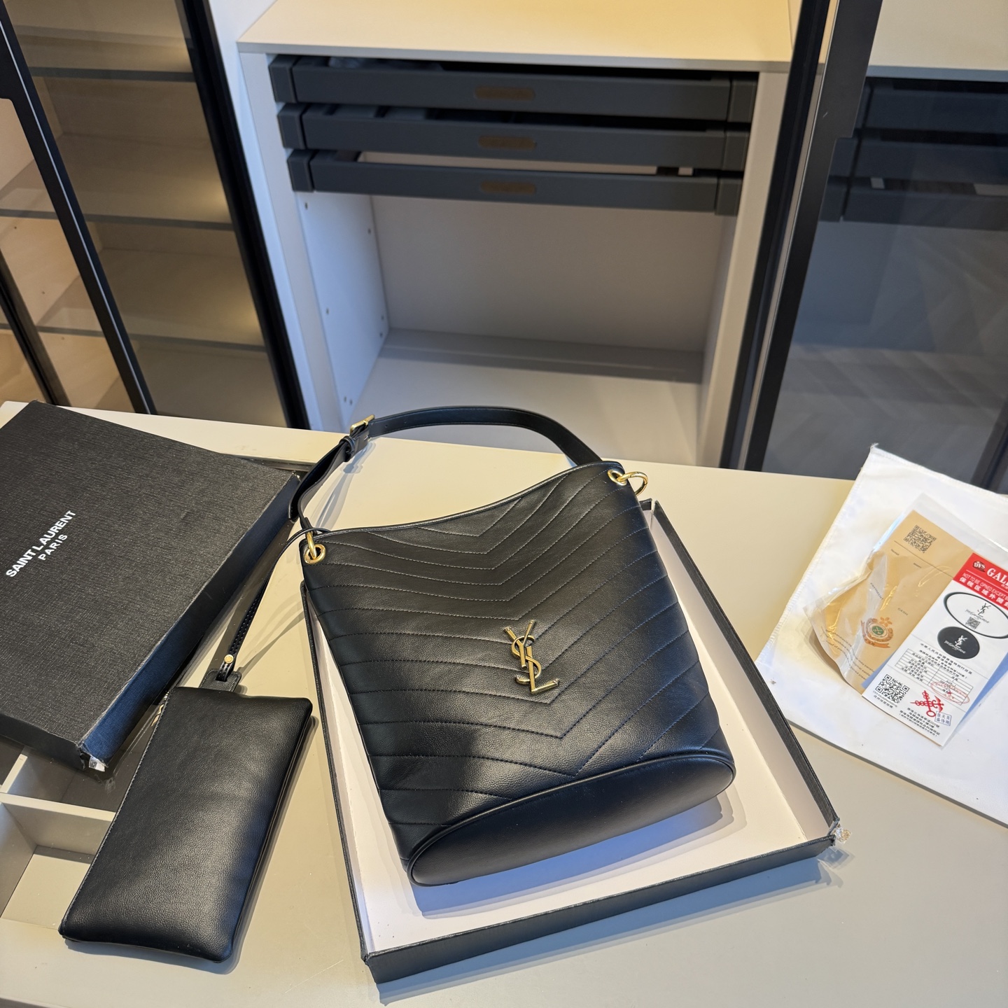 🅿️135✅新品推荐🔜 高端货🔥YSL圣罗兰新款NIKI水桶包👍配内胆小包‼️明星同款！大容量～非常实用[呲牙]走到哪都是回头率👍超级有范儿！采用原版皮料！五金都是原版材质哦！质感特别好👍品质堪比正品！上身效果超棒！原版礼盒包装🎁（size：24*30*10 上口31 小包21*12）