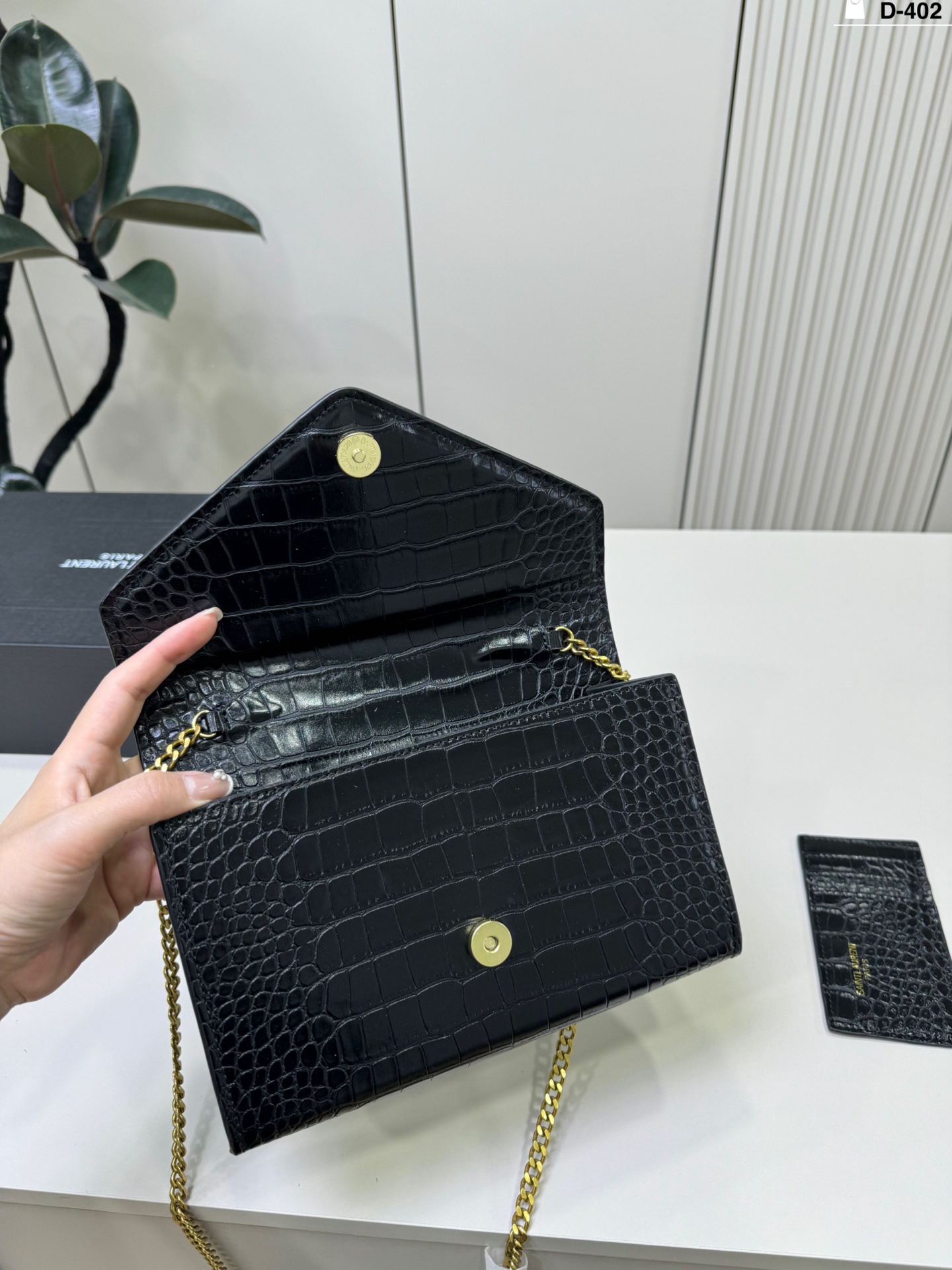 💰p120 D-402尺寸24&times;14折叠盒 YSL Le Cassandre信封包 日常通勤或正式场合都能轻松驾驭 尺寸适中，实用又时髦，是圣罗兰经典热门款，真的很值得入手!