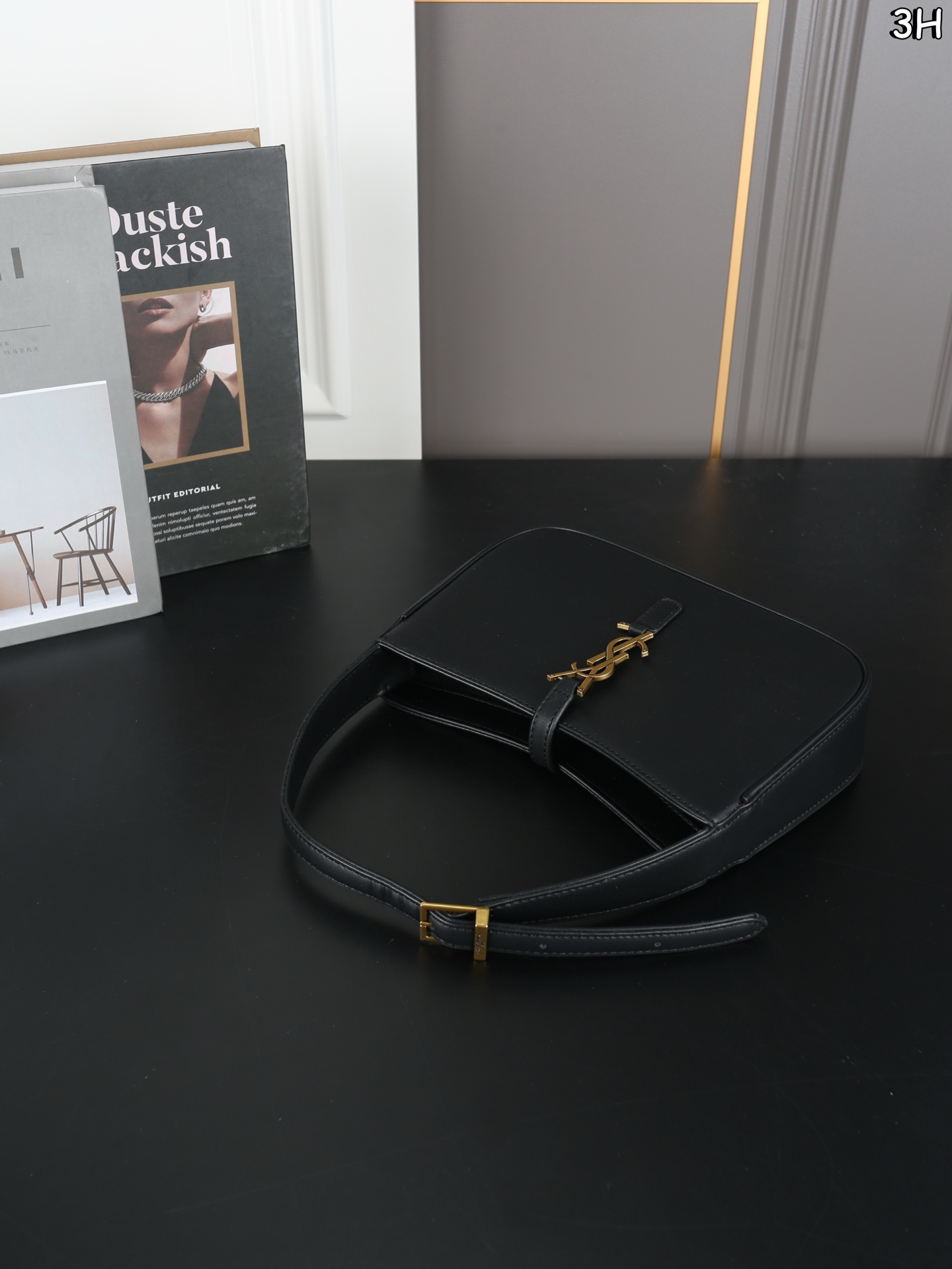 P125 折叠盒 圣罗兰 YSL LE5A7 腋下包流浪包手提包单肩包 直接get rose同款腋下包！ 经典包型 设计简约又有辨识度 日常出街通勤 随手一背 直接拿着🫴时髦感 真的随性又高级的美✨容量很大～[大笑R] 背上不会有重量感 而且背着很有质感，从通勤到约会都实用 尺寸：25&times;15