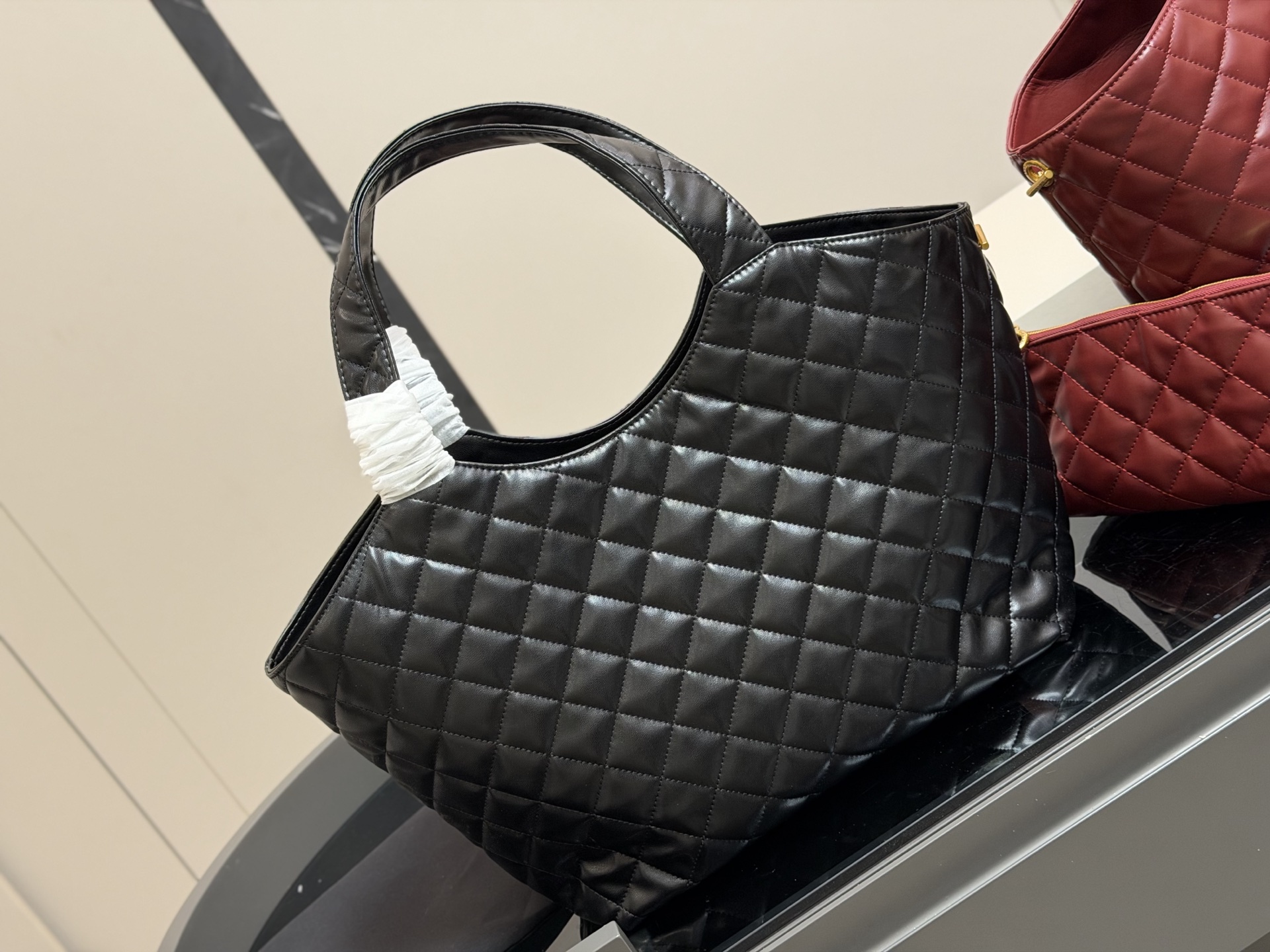 ¥220 折叠盒飞机盒 size:30*28cm 圣罗兰新款购物袋太可了吧 YSLGabv绗缝纹路购物袋 大tote感觉太温柔了吧! ⚠️原版大标