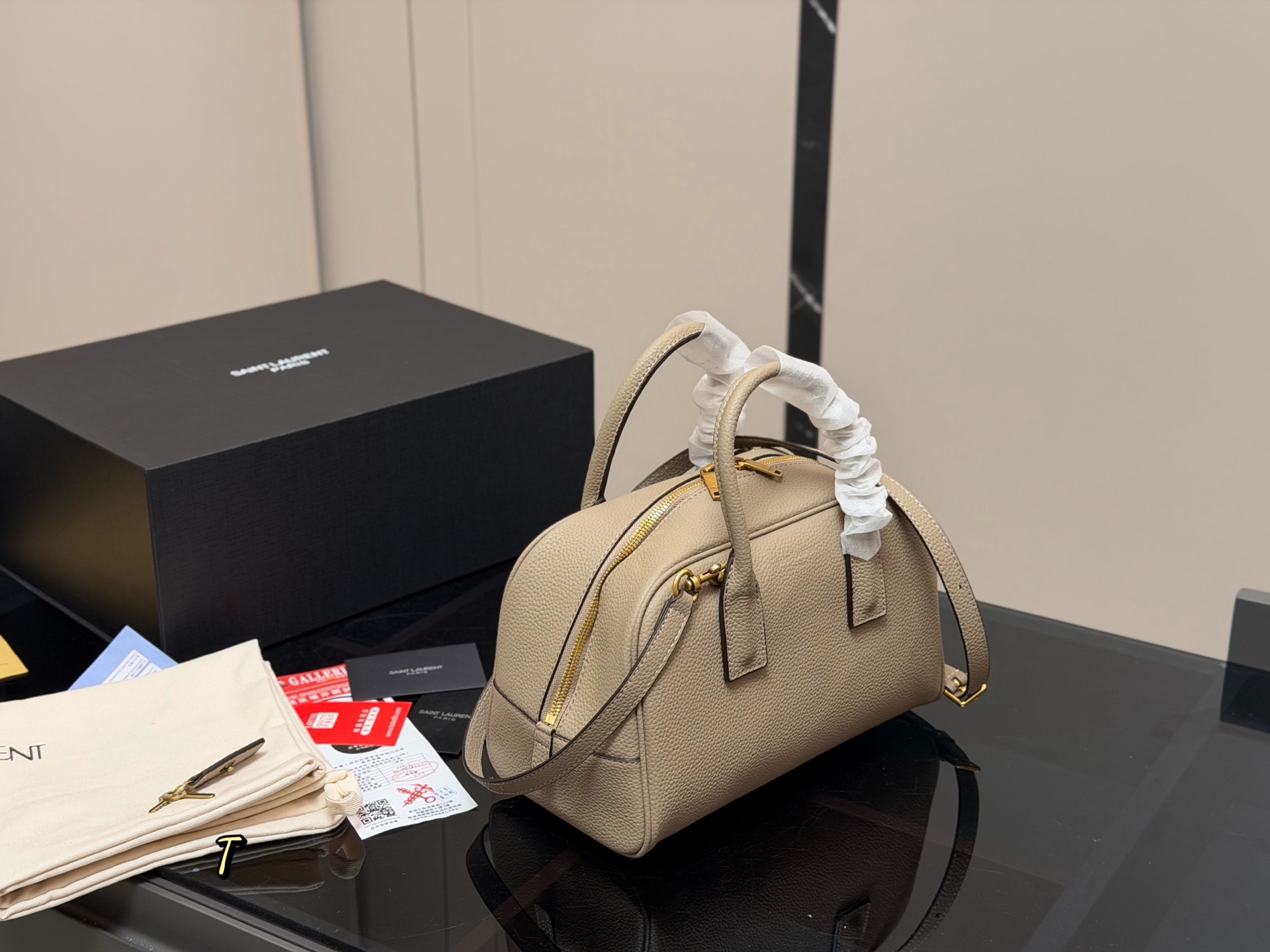 &yen;210 配包装 size：26 18cm YSL圣罗兰新款|保龄球包 新款乖巧的小包包手拎或者斜挎都可 日常的物品统统放的下