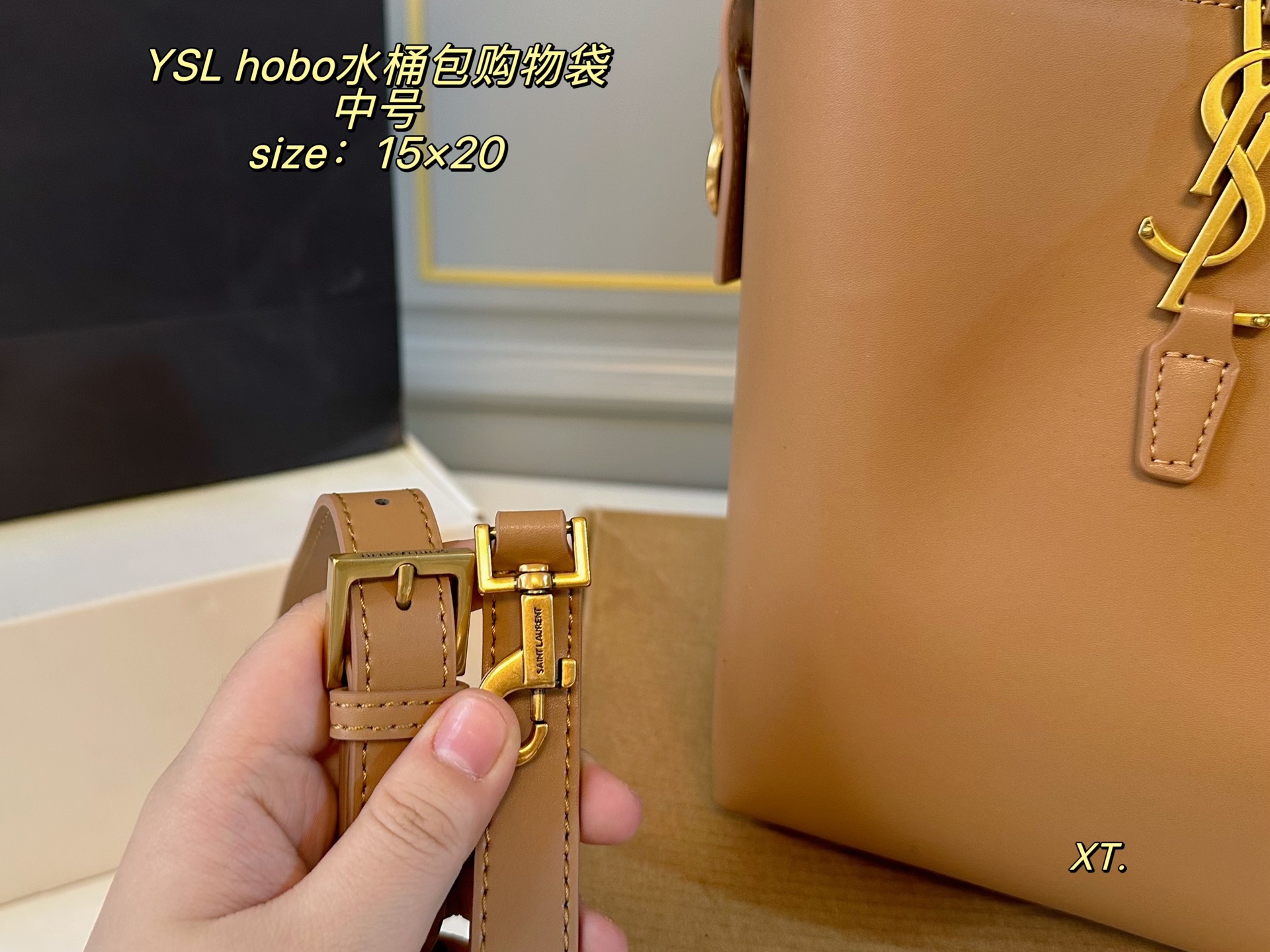 P205 中号（飞机盒） size：15&times;20中号 YSL 圣罗兰hobo水桶包购物袋💕 包身简约设计，手感质感超👍 超级显档次，容量超大～ 单肩手提都不是问题，包内配卡包➕镜子 洋气美妞/街拍人，时尚潮女必备❗️