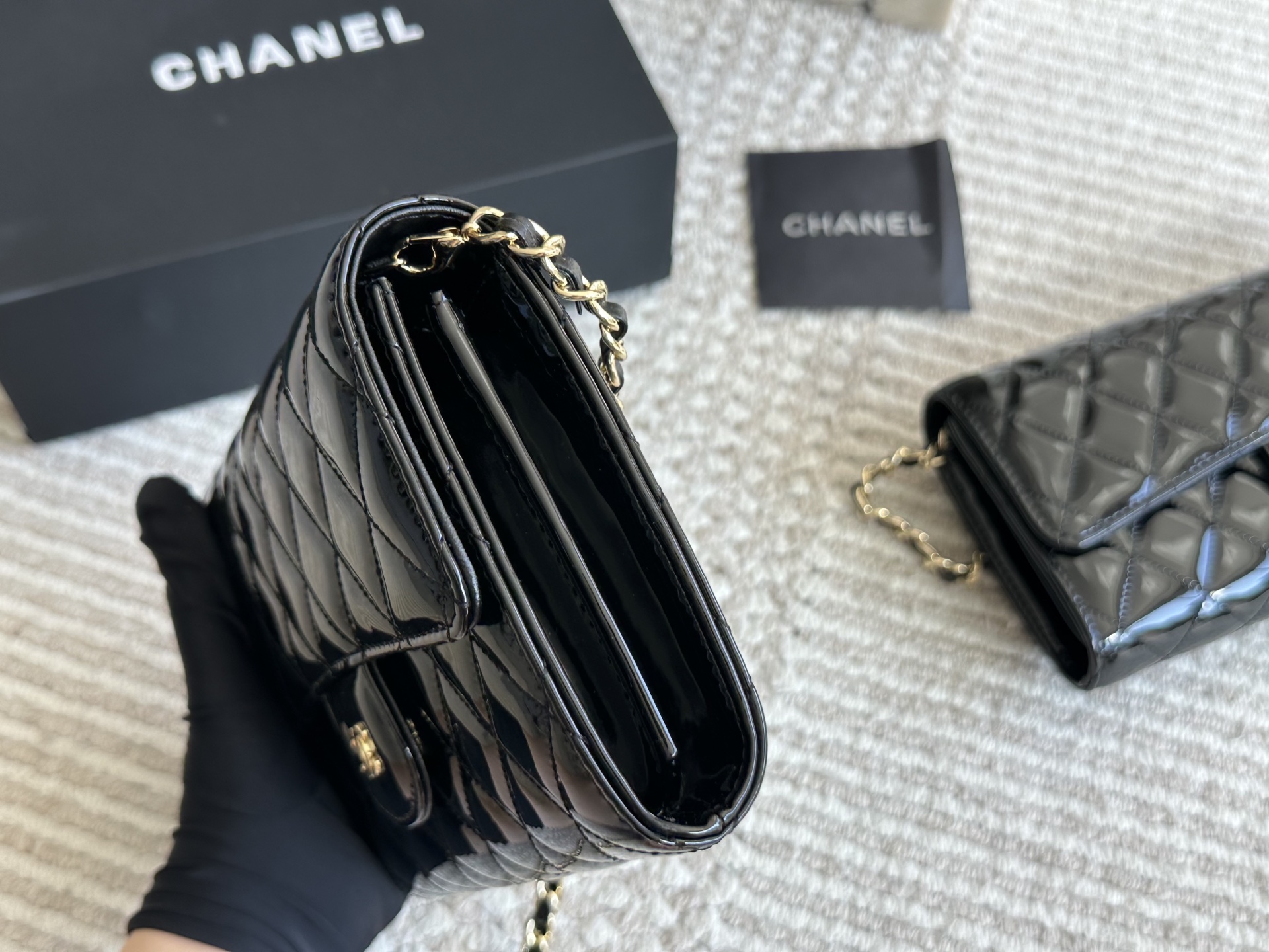 漆皮woc 💰 140 CHANEL 香奈儿发财 一款随身小包推荐给大家！香奈儿woc新款发财包 可斜挎单肩 链条可收入包内作为手包使用💪 上身后超显大气， 别看小小的 这个很能装哦 包内有卡位 拉链位 零钱位 小巧实用 人手必备 上身效果超好 尺寸20 13cm /22 12cm配折叠礼盒