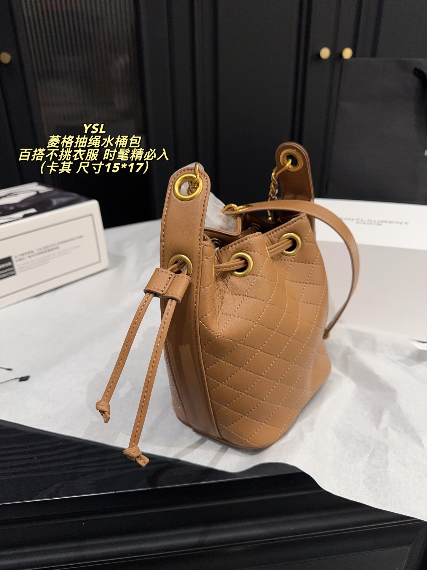 P180全套包装⚠️尺寸15*17 圣罗兰 YSL 菱格抽绳水桶包 经典黑色小牛皮＋金色链条，优雅又高级。抽绳开合，容量大，通勤出街都超实用！菱格纹缝线细节满分，链条肩带可调节，单肩斜挎都OK，百搭不挑衣服~轻奢时尚感拉满，是圣罗兰热门款，时髦精必入！