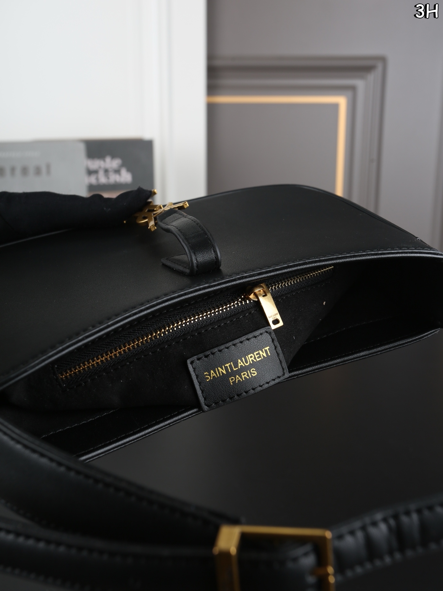 P125 折叠盒 圣罗兰 YSL LE5A7 腋下包流浪包手提包单肩包 直接get rose同款腋下包！ 经典包型 设计简约又有辨识度 日常出街通勤 随手一背 直接拿着🫴时髦感 真的随性又高级的美✨容量很大～[大笑R] 背上不会有重量感 而且背着很有质感，从通勤到约会都实用 尺寸：25&times;15