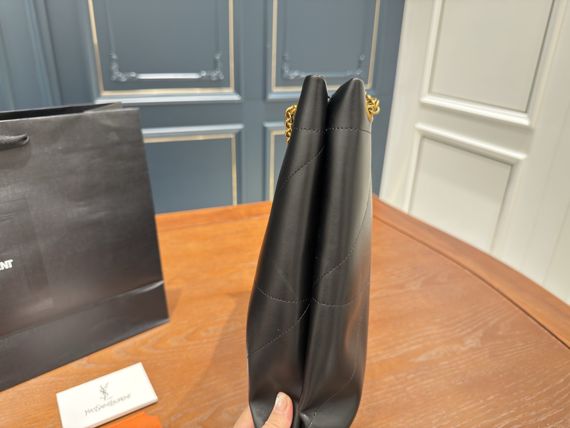 （全套包装⚠️）p200 size：34.33cm 圣罗兰太好搭配了呜呜呜 Ysl bag 更酷哦！ 面料很耐造 高级感拉满 搜索🔍 垃圾袋