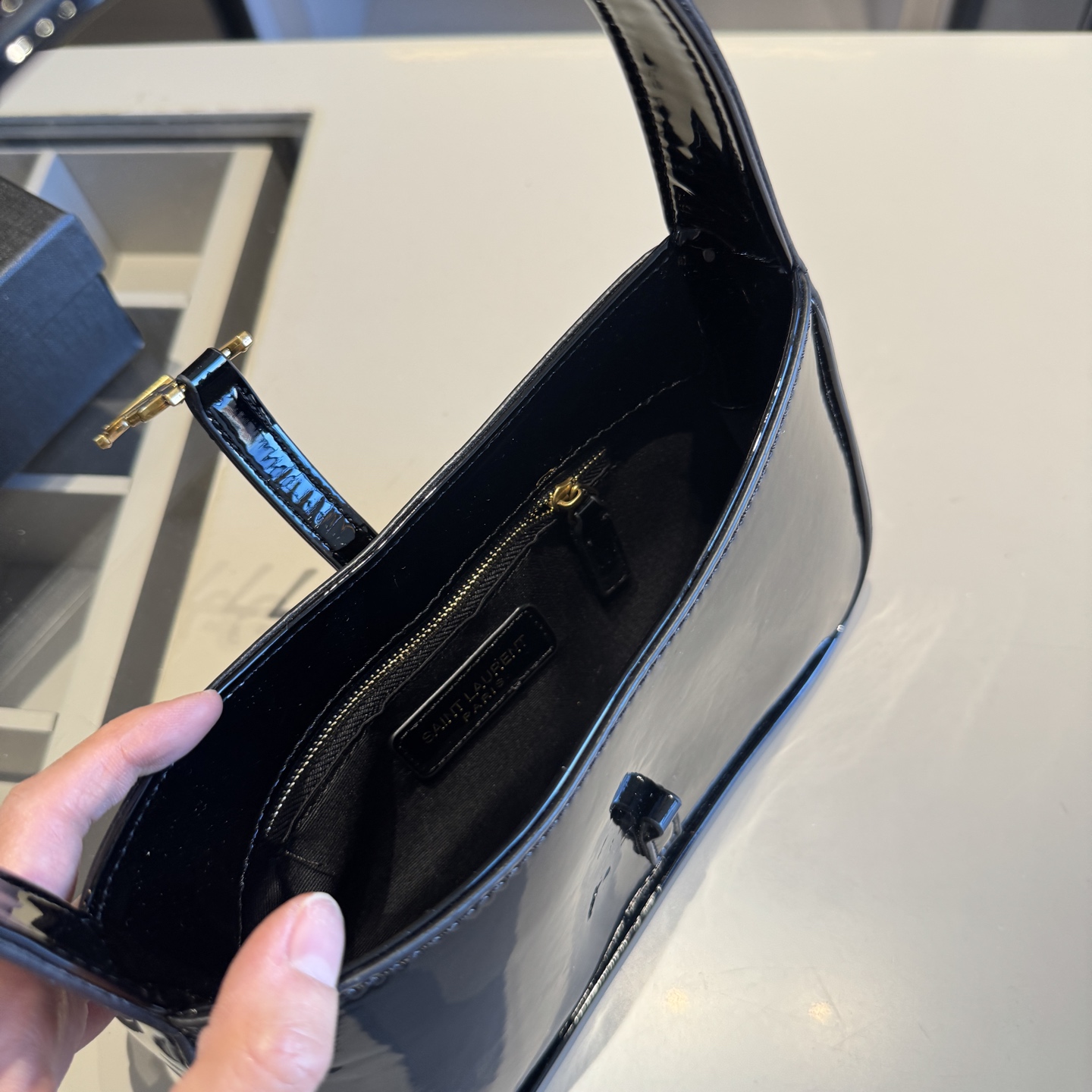 🅿️135✅新品推荐🔜 升级版🔥YSL圣罗兰专柜爆款hobo腋下包！漆皮系列！明星同款！到哪都是回头率👍专柜同款哦！品质堪比正品！进口牛皮面料🐂外出轻便实用！原版顶级五金！🎁原版礼盒包装（size：24*15*6）