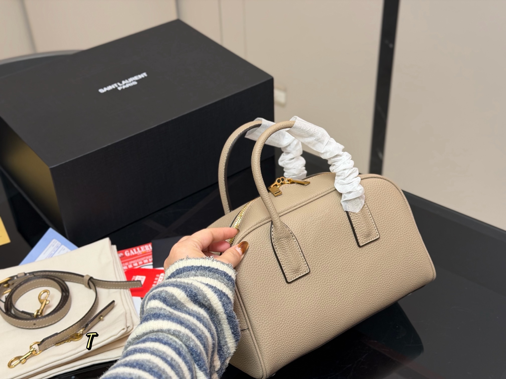 &yen;210 配包装 size：26 18cm YSL圣罗兰新款|保龄球包 新款乖巧的小包包手拎或者斜挎都可 日常的物品统统放的下