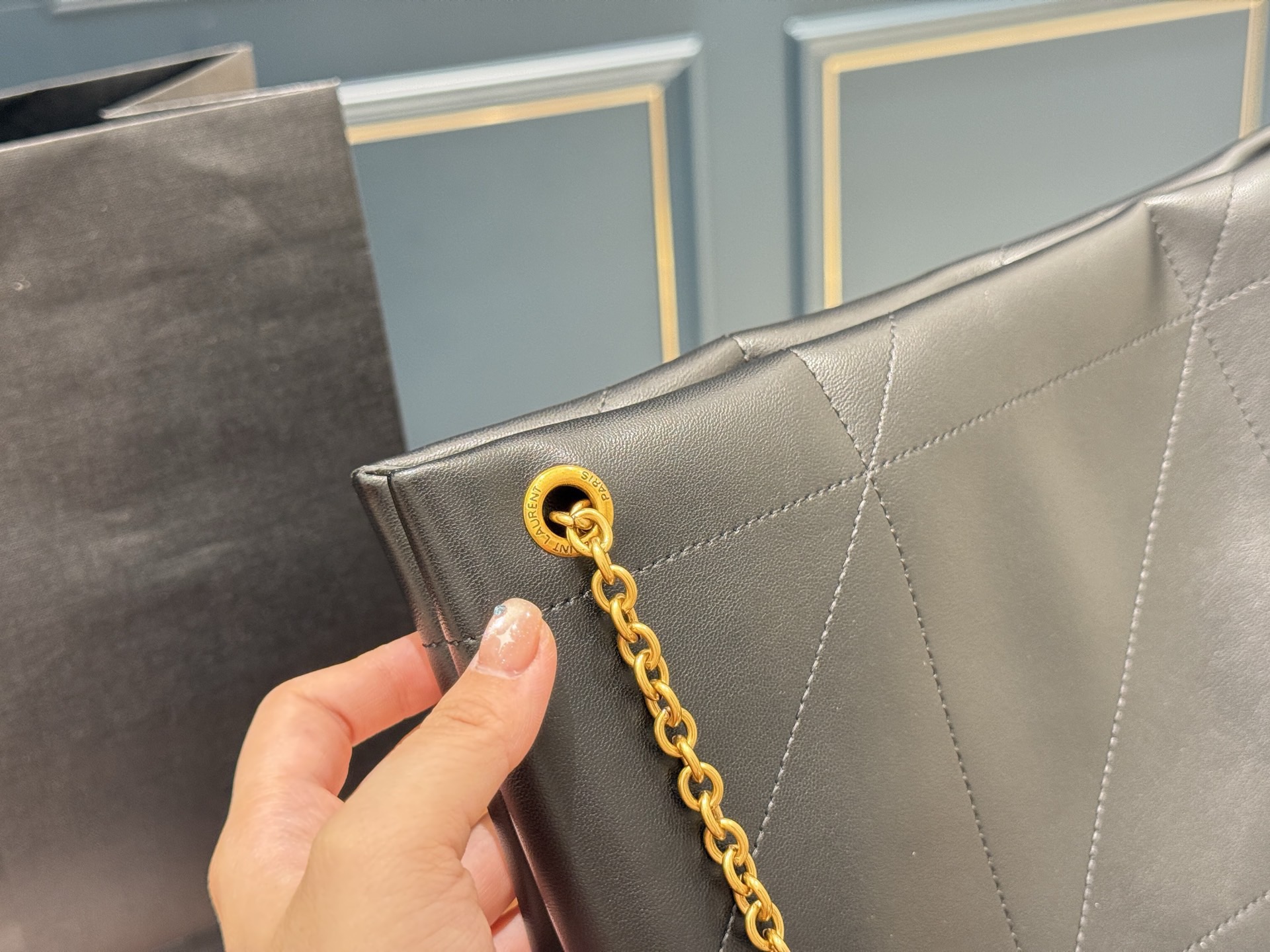 （全套包装⚠️）p200 size：34.33cm 圣罗兰太好搭配了呜呜呜 Ysl bag 更酷哦！ 面料很耐造 高级感拉满 搜索🔍 垃圾袋