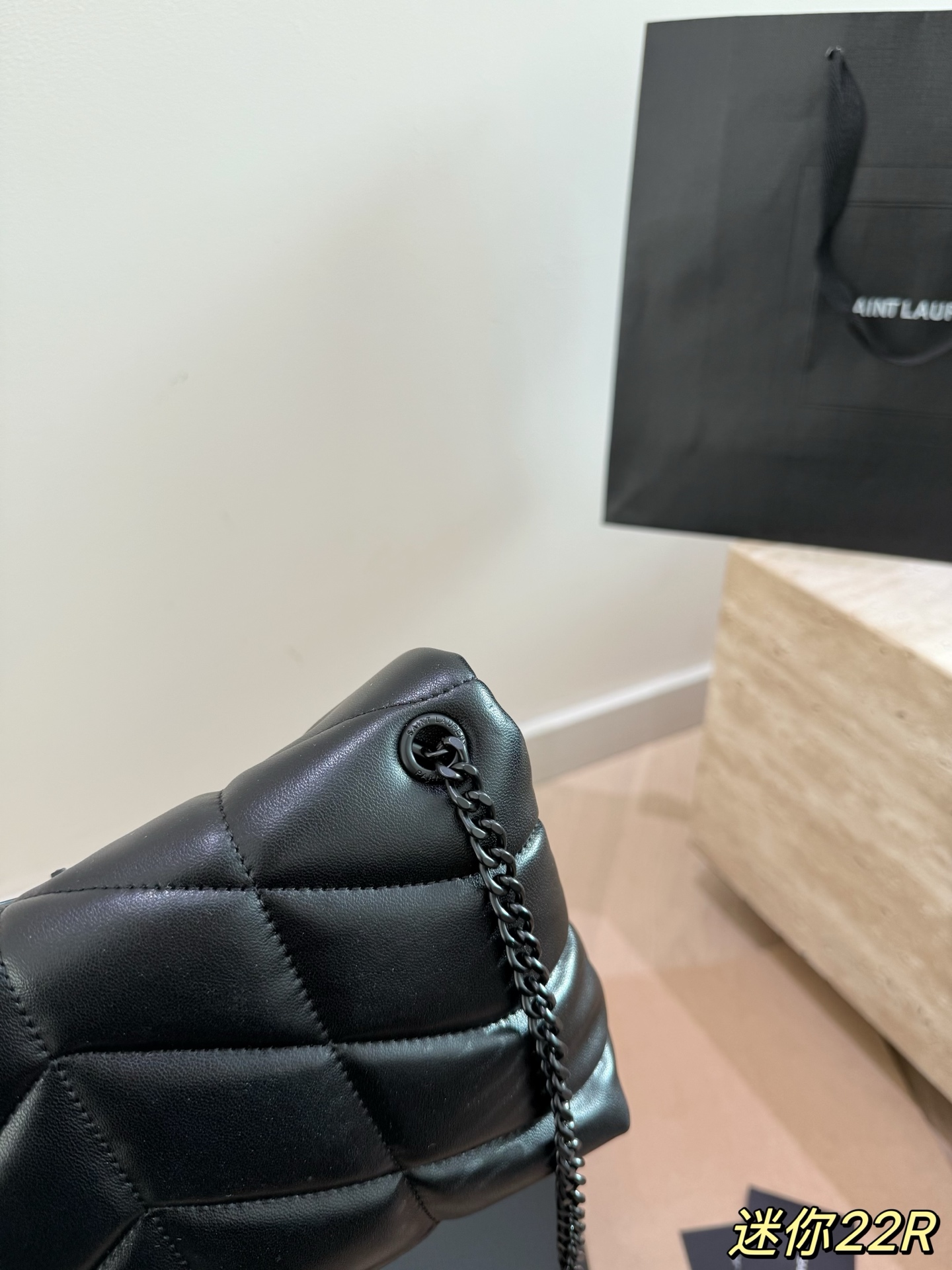YSL圣罗兰云朵包P150 Ysl圣罗兰云朵包，超酷～ 折叠礼盒🎁 YSL圣罗兰云朵包 黑金超酷 杨幂同款 软软糯糯小可爱 外观颜值爆表 不要犹豫 必入款 真好好#ysl圣罗兰 尺寸22 16
