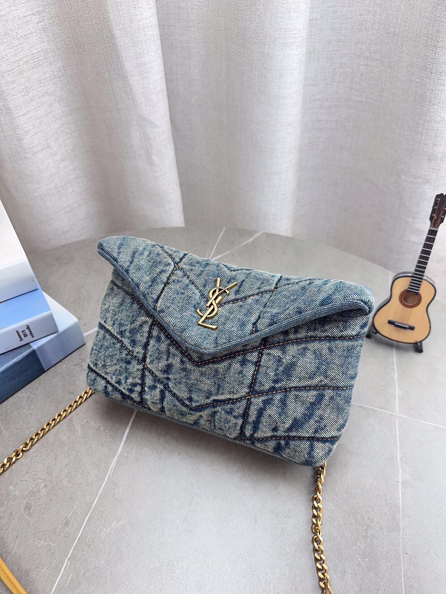 高品质YSL圣罗兰丹宁puffer 眼击中的ysIlouloupuffer云朵包 极具致敬意味的“Loulou”单肩包在本季开启全新演绎,设计师以牛仔效果面料融入填充夹克的创意,搭配鲜艳紫色,助你携-抹明媚迎接盎然春光。 为经典包袋注入新意,品牌用酒椰叶纤维拼接包面,简洁流畅的廓形洋溢优雅魅力,适宜搭配裤装或礼服,于细节处传递轻松愉悦的夏日写意。小号尺寸:22*16cm 无盒 p180