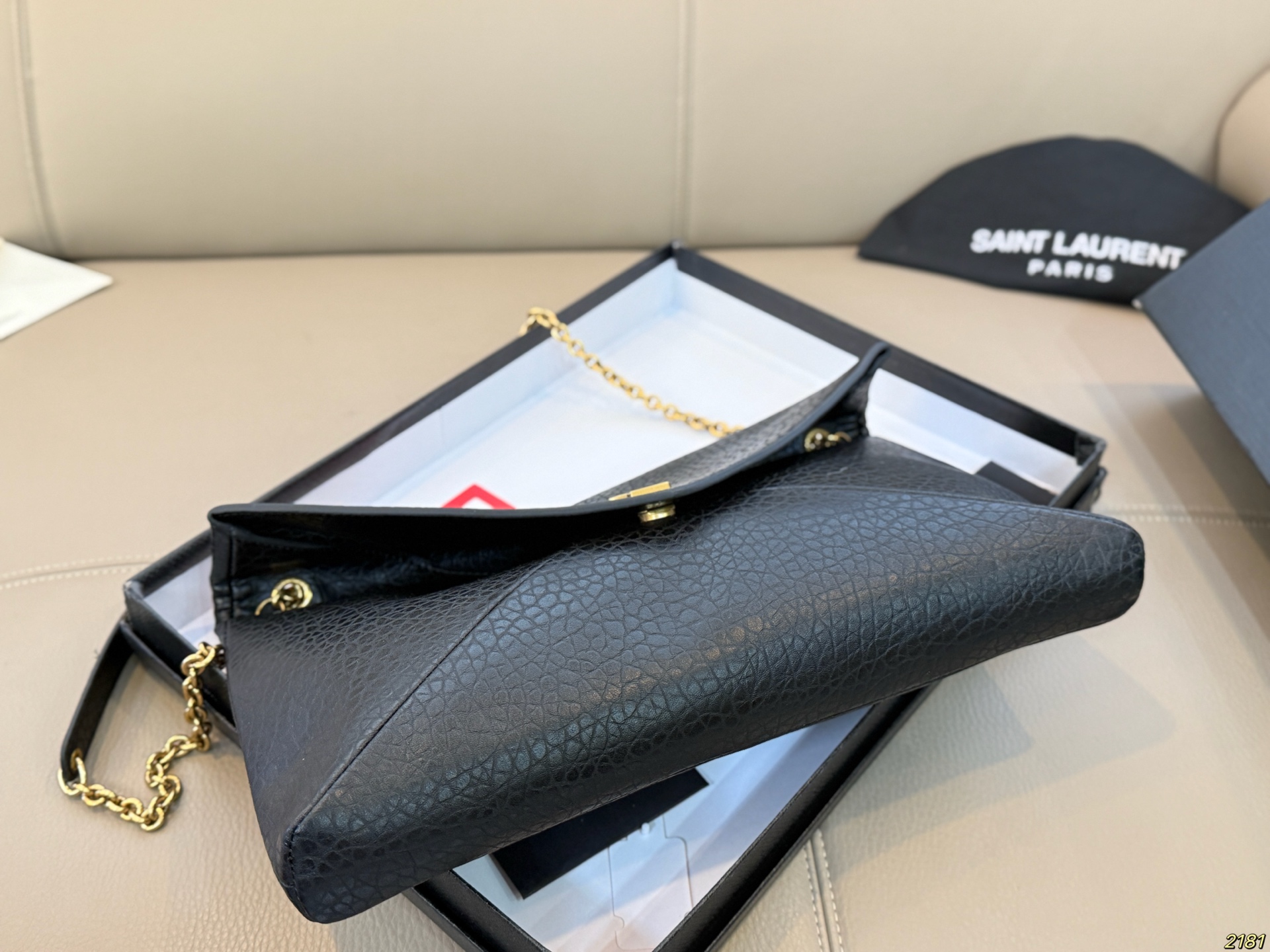 ¥150/¥145配盒 圣罗兰 信封包 YSL 绵密的手感,轻便的包包 很有质感 可盐可甜 上身绝美 无可比拟 是每个追求漂亮的女孩必入单品 尺寸34 20/30 18