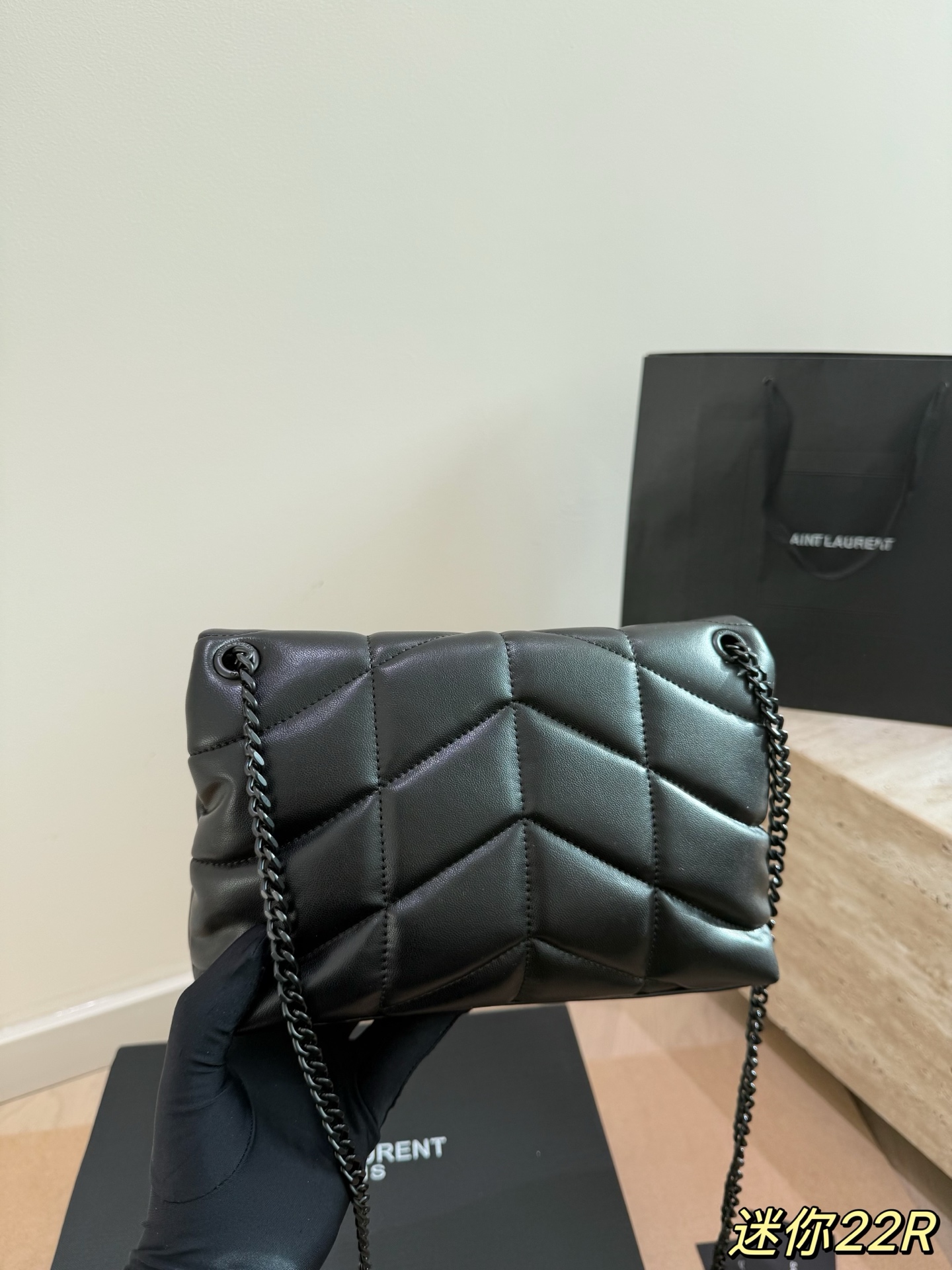 YSL圣罗兰云朵包P150 Ysl圣罗兰云朵包，超酷～ 折叠礼盒🎁 YSL圣罗兰云朵包 黑金超酷 杨幂同款 软软糯糯小可爱 外观颜值爆表 不要犹豫 必入款 真好好#ysl圣罗兰 尺寸22 16