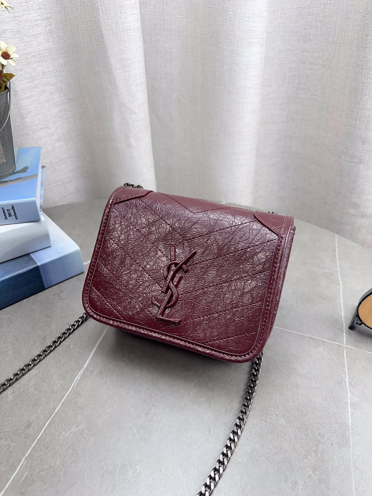 折叠飞机礼盒包装 🎉高品质ysl 圣罗兰 niki 邮差链条包 出去逛一天什么都可以放进去 流浪背法也很好看 黑色真的是跟各种颜色的衣服都很搭 之前一直在Onthego和这个之间犹豫 最后感觉没选错 五星推荐 迷你尺寸：19*14cm p150