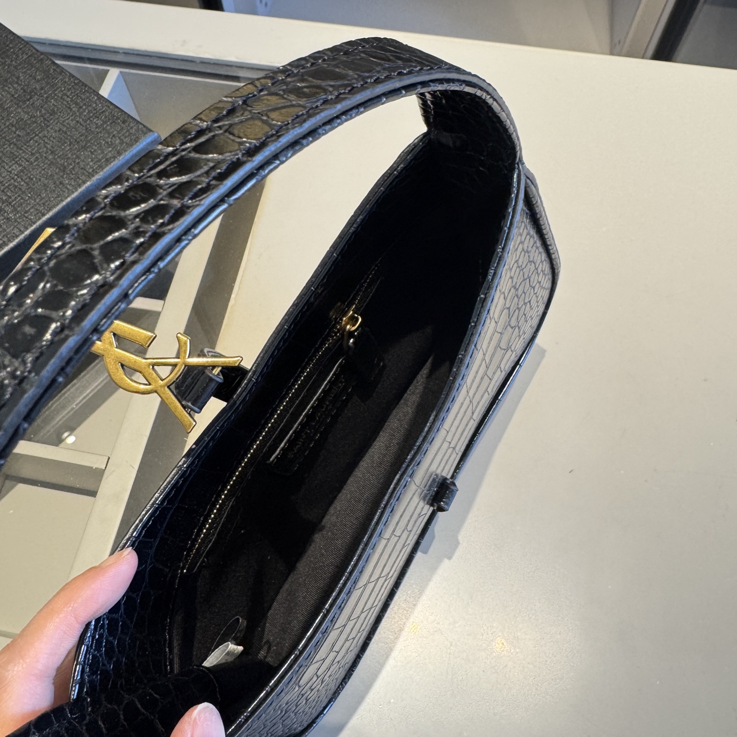 🅿️135✅新品推荐🔜 升级版🔥YSL圣罗兰专柜爆款hobo腋下包！鱼纹系列🐊明星同款！到哪都是回头率👍专柜同款哦！品质堪比正品！进口牛皮面料🐂外出轻便实用！原版顶级五金！🎁原版礼盒包装（size：24*15*6）