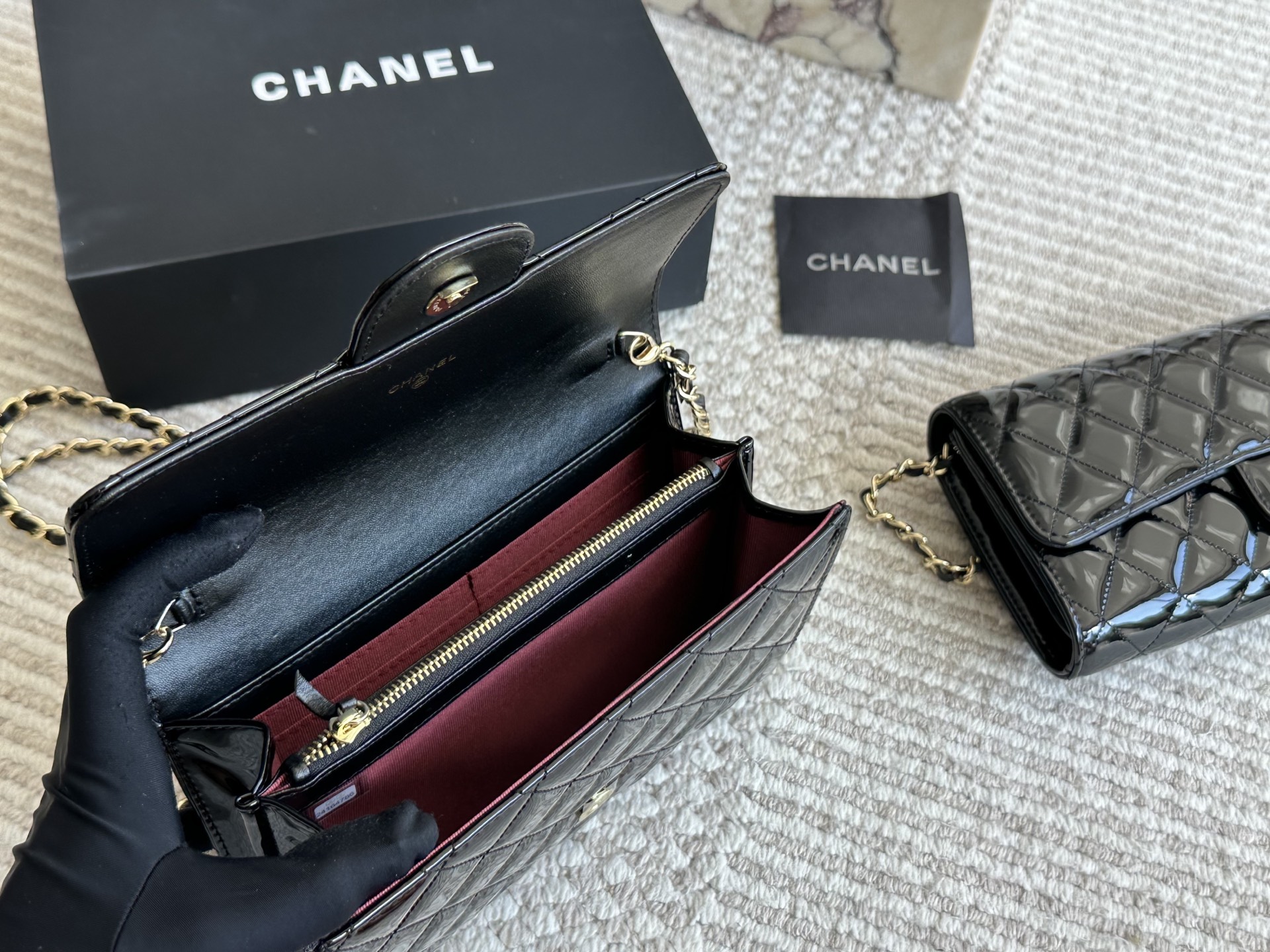 漆皮woc 💰 140 CHANEL 香奈儿发财 一款随身小包推荐给大家！香奈儿woc新款发财包 可斜挎单肩 链条可收入包内作为手包使用💪 上身后超显大气， 别看小小的 这个很能装哦 包内有卡位 拉链位 零钱位 小巧实用 人手必备 上身效果超好 尺寸20 13cm /22 12cm配折叠礼盒