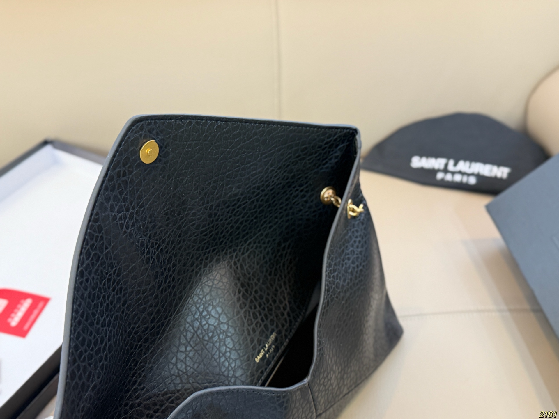 ¥150/¥145配盒 圣罗兰 信封包 YSL 绵密的手感,轻便的包包 很有质感 可盐可甜 上身绝美 无可比拟 是每个追求漂亮的女孩必入单品 尺寸34 20/30 18