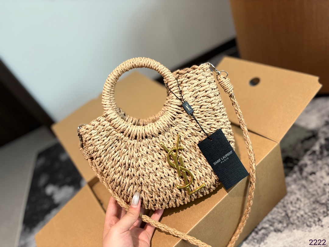 p105p100p90 圣罗兰 YSL绝美菜篮子 是背 YSL.阳光草编包的夏天啦 马上夏至了，来推荐这只YSL.阳光草编包 编织和皮革，清爽也文艺，让你也可甜可美。设计也非常实用，容量也大。 同款哦夏天怎么能少了草编包呢尺寸：32*7*20/28*6*17/20*5*14cm